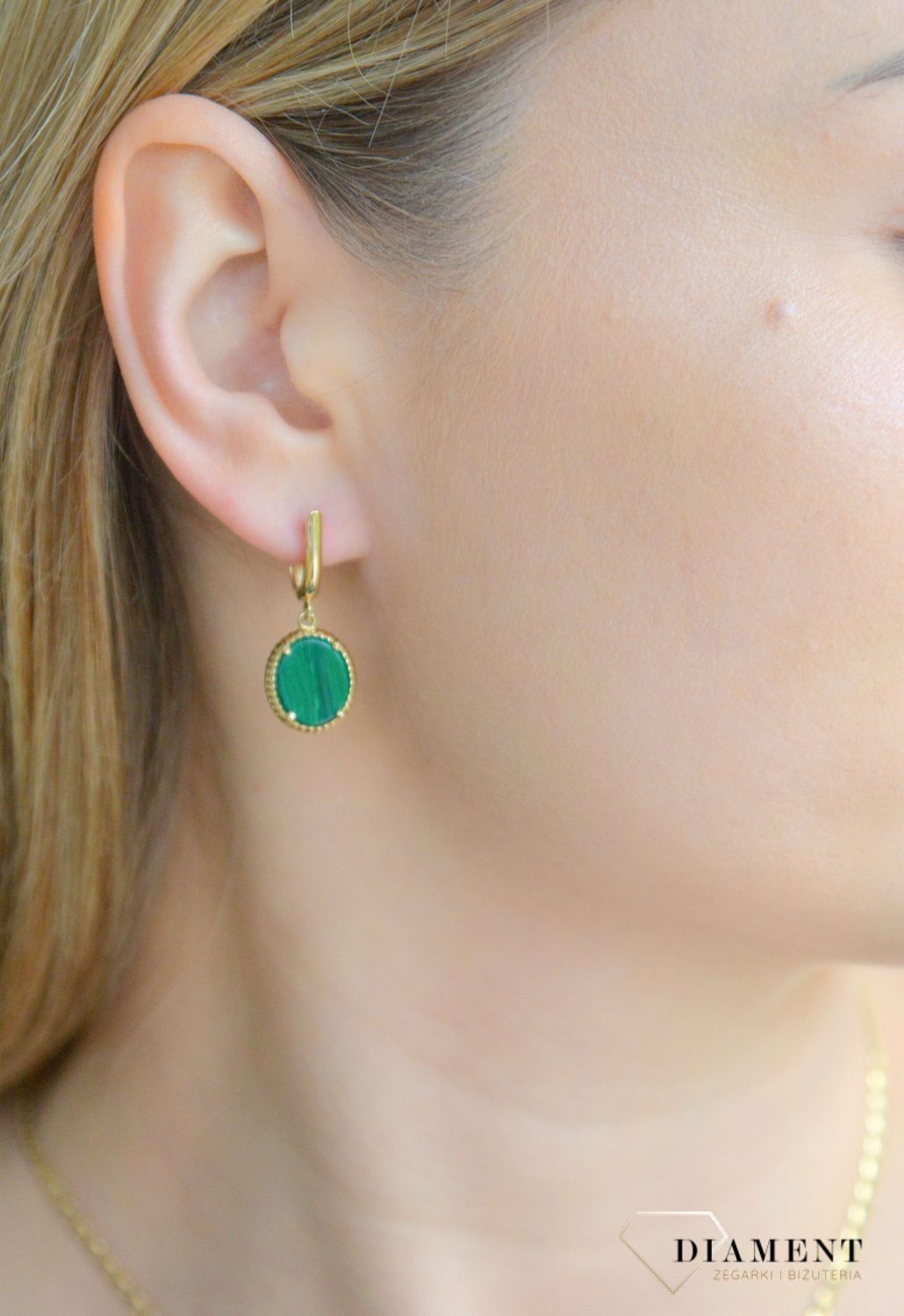 Złote kolczyki damskie 585 wiszące owale z malachitem T27-EJ-VR-2-MLH. Złote kolczyki damskie. Złote kolczyki wiszące z malachitem. Kolczyki owalne z malachitem na prezent. Kolczyki złote z kamieniem naturalnym..jpg