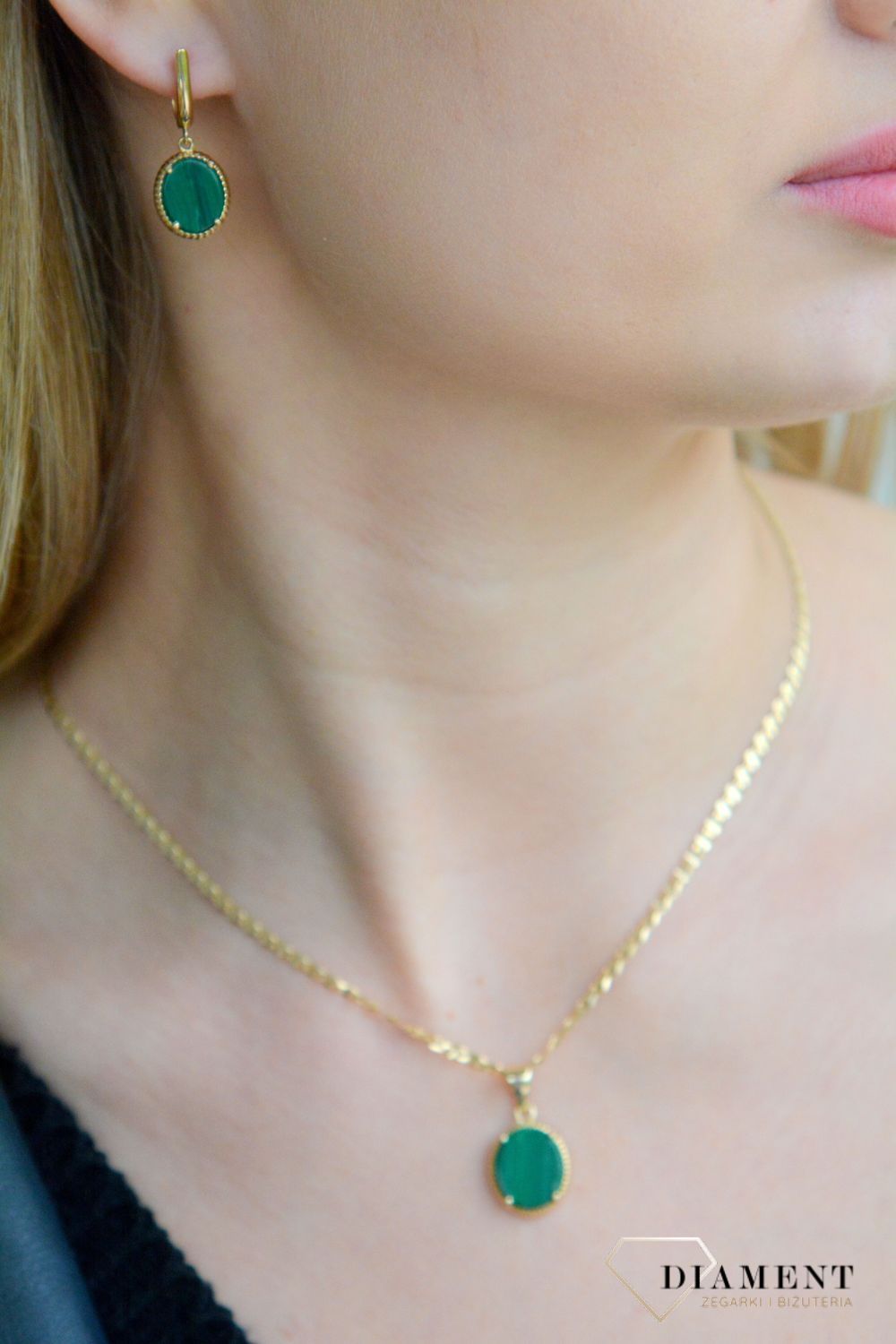 Złote kolczyki damskie 585 wiszące owale z malachitem T27-EJ-VR-2-MLH. Złote kolczyki damskie. Złote kolczyki wiszące z malachitem. Kolczyki owalne z malachitem na prezent. Kolczyki złote z kamieniem naturalnym..jpg