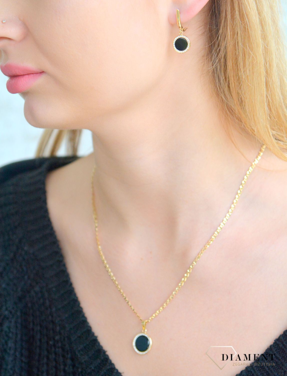 Złota zawieszka 585 okrągła z onyksem i cyrkoniami T27-P-VR-1-CZ-BO. Złota zawieszka damska. Złoty wisiorek do łańcuszka. Zawieszka złota z onyksem. Złota zawieszka owalna z kamieniem onyks i cyrkoniami na prezent..jpg