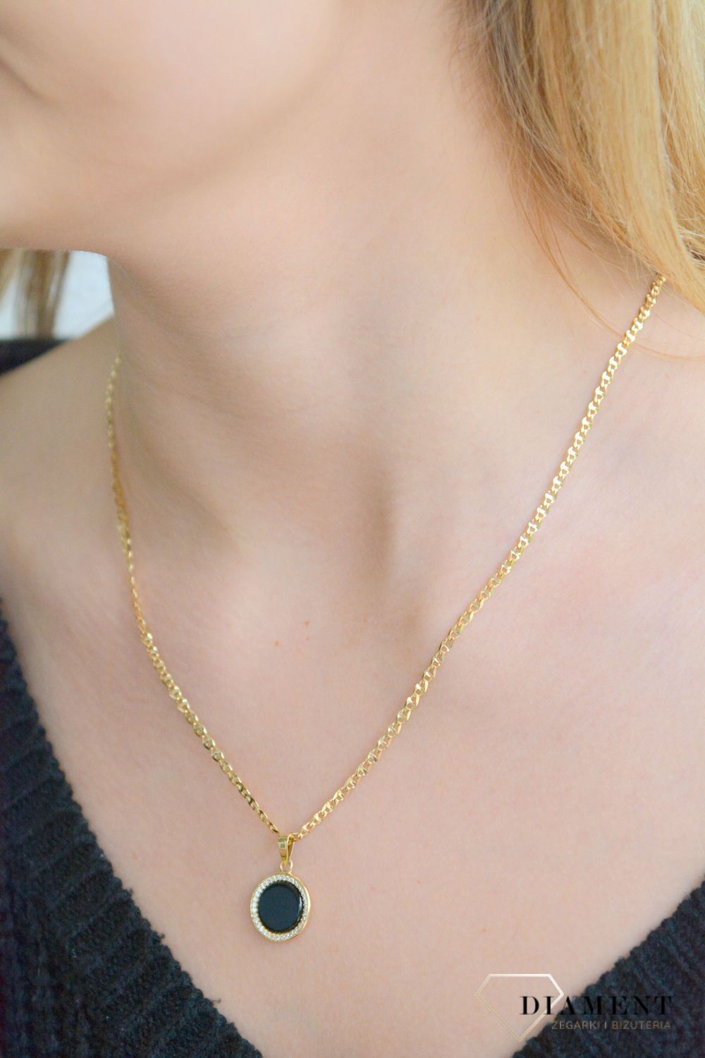 Złota zawieszka 585 okrągła z onyksem i cyrkoniami T27-P-VR-1-CZ-BO. Złota zawieszka damska. Złoty wisiorek do łańcuszka. Zawieszka złota z onyksem. Złota zawieszka owalna z kamieniem onyks i cyrkoniami na prezent..jpg