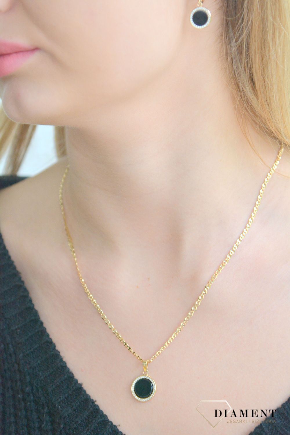 Złota zawieszka 585 okrągła z onyksem i cyrkoniami T27-P-VR-1-CZ-BO. Złota zawieszka damska. Złoty wisiorek do łańcuszka. Zawieszka złota z onyksem. Złota zawieszka owalna z kamieniem onyks i cyrkoniami na prezent..jpg