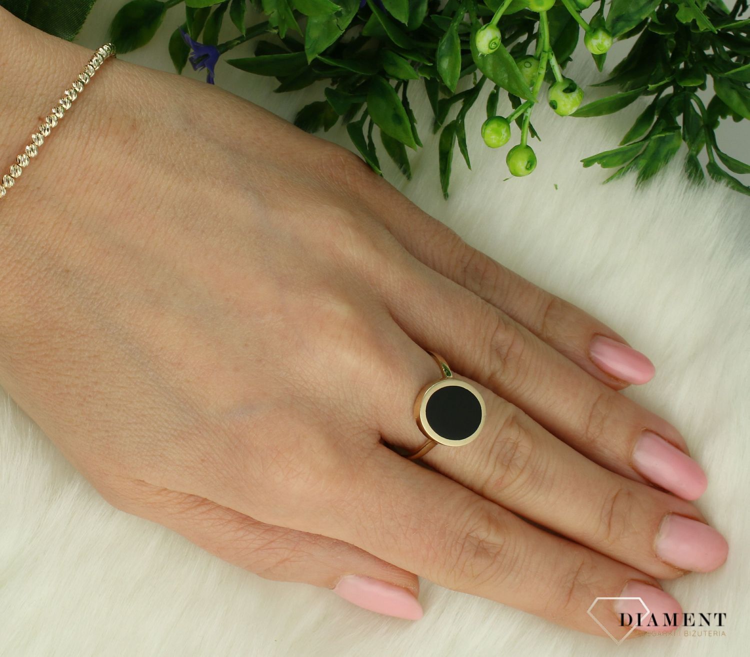 Złoty pierścionek damski 585 z owalnym onyksem T27-R-VR-4-ONXY. Złoty pierścionek damski. Złoty pierścionek z onyksem. Nowoczesny złoty pierścionek dla kobiety. Damski złoty pierścionek na prezent..jpg