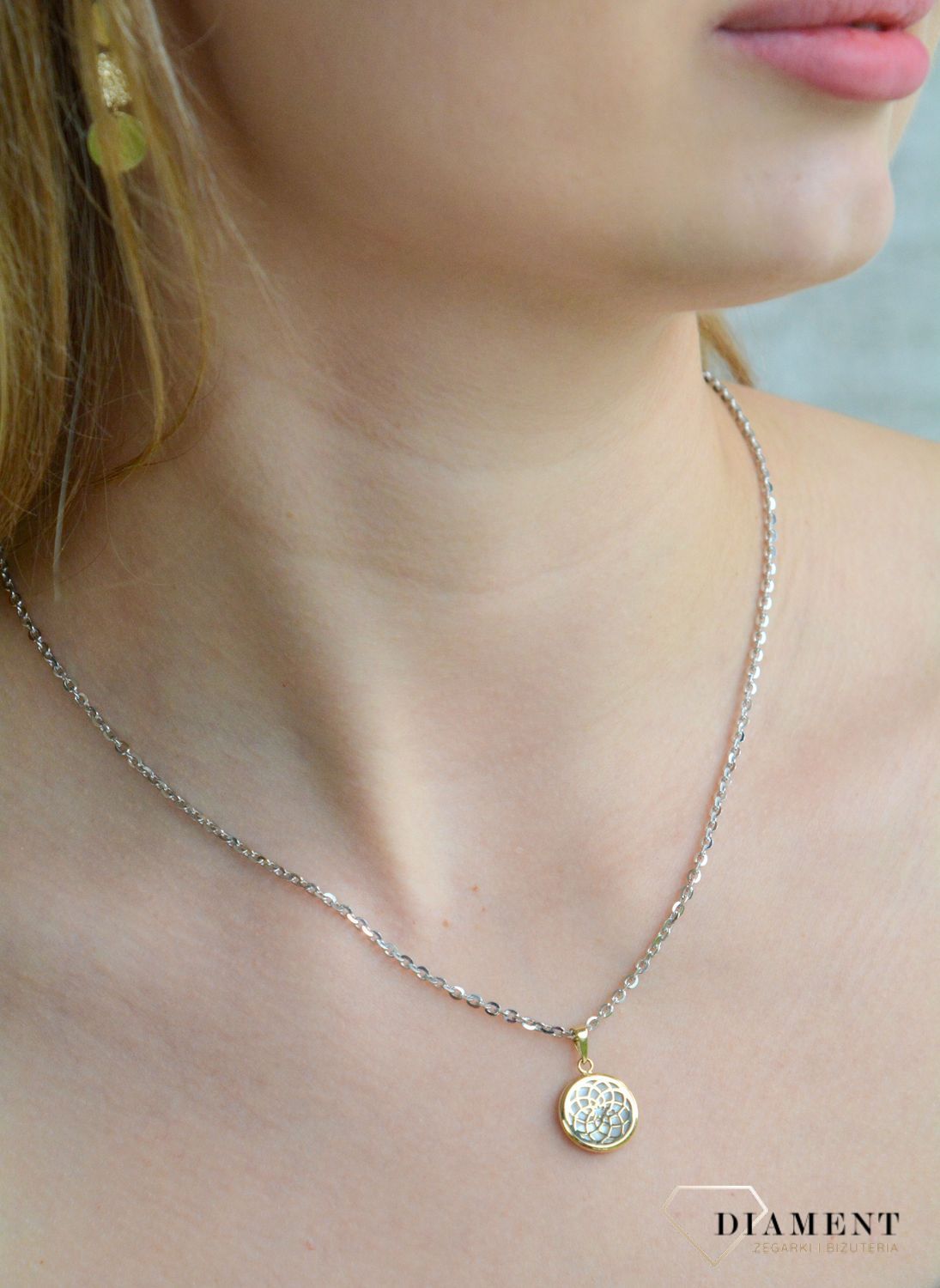 Złota zawieszka 585 okrągła ażurowa z masą perłową T42-P-26-MOP. Złota zawieszka damska. Złoty wisiorek do łańcuszka. Zawieszka Złota z masą perłową. Złota zawieszka ażurowa z masą perłową na prezent..jpg