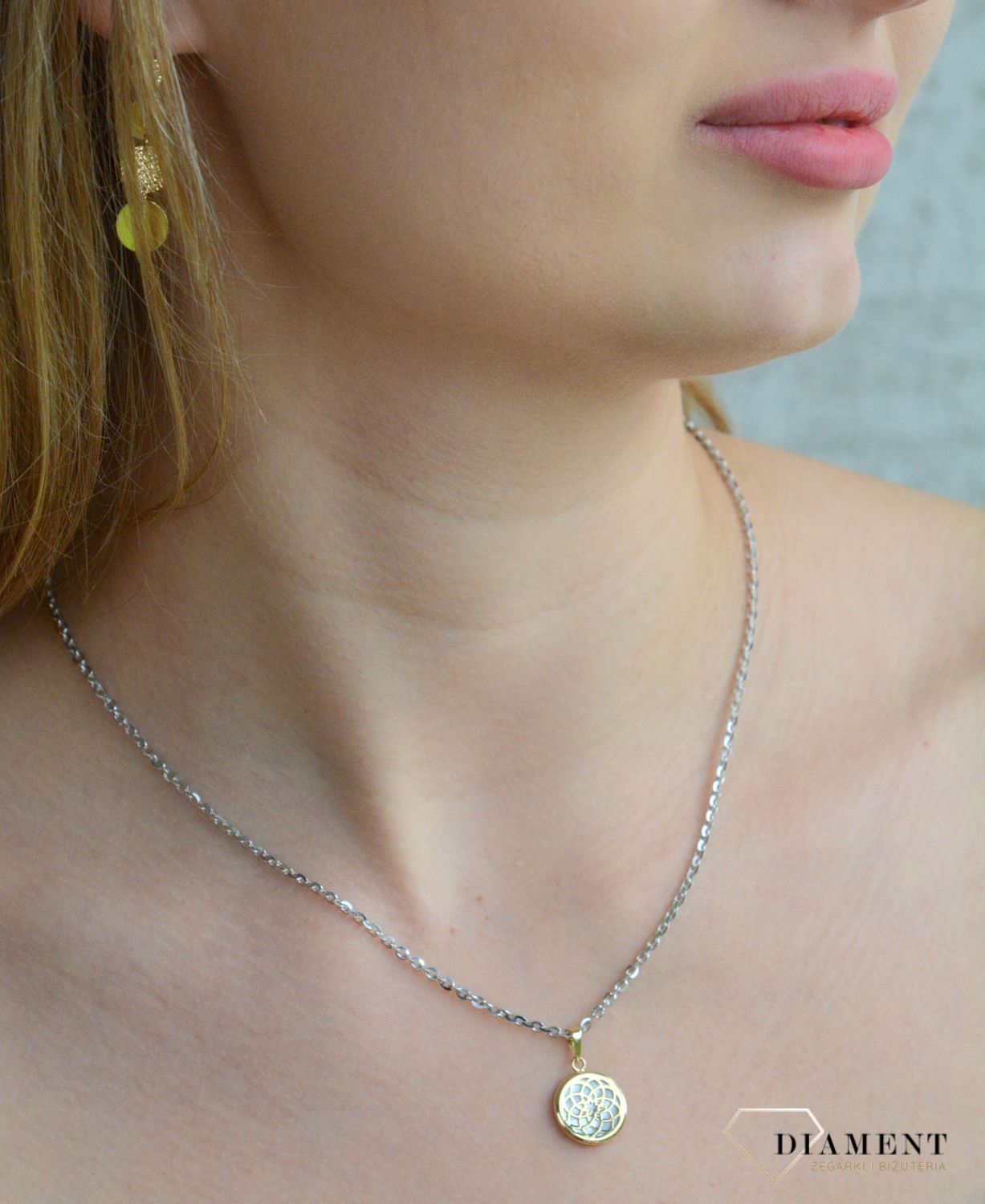 Złota zawieszka 585 okrągła ażurowa z masą perłową T42-P-26-MOP. Złota zawieszka damska. Złoty wisiorek do łańcuszka. Zawieszka Złota z masą perłową. Złota zawieszka ażurowa z masą perłową na prezent..jpg