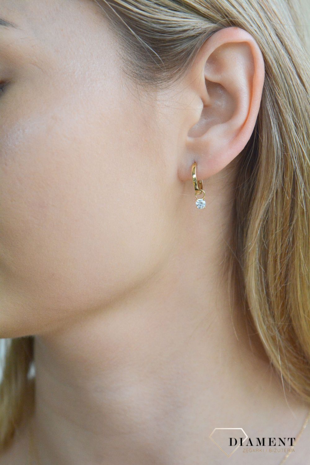 Złote kolczyki damskie 585 kółeczka z cyrkoniami T5-E-HG-149-CZ-DROP-4M. Złote kolczyki damskie. Kolczyki złote kołeczka. Kolczyki złote z zawieszkami. Kolczyki złote z cyrkoniami. Złote kolczyki dla dziewczynki. Kolczyki złote.jpg