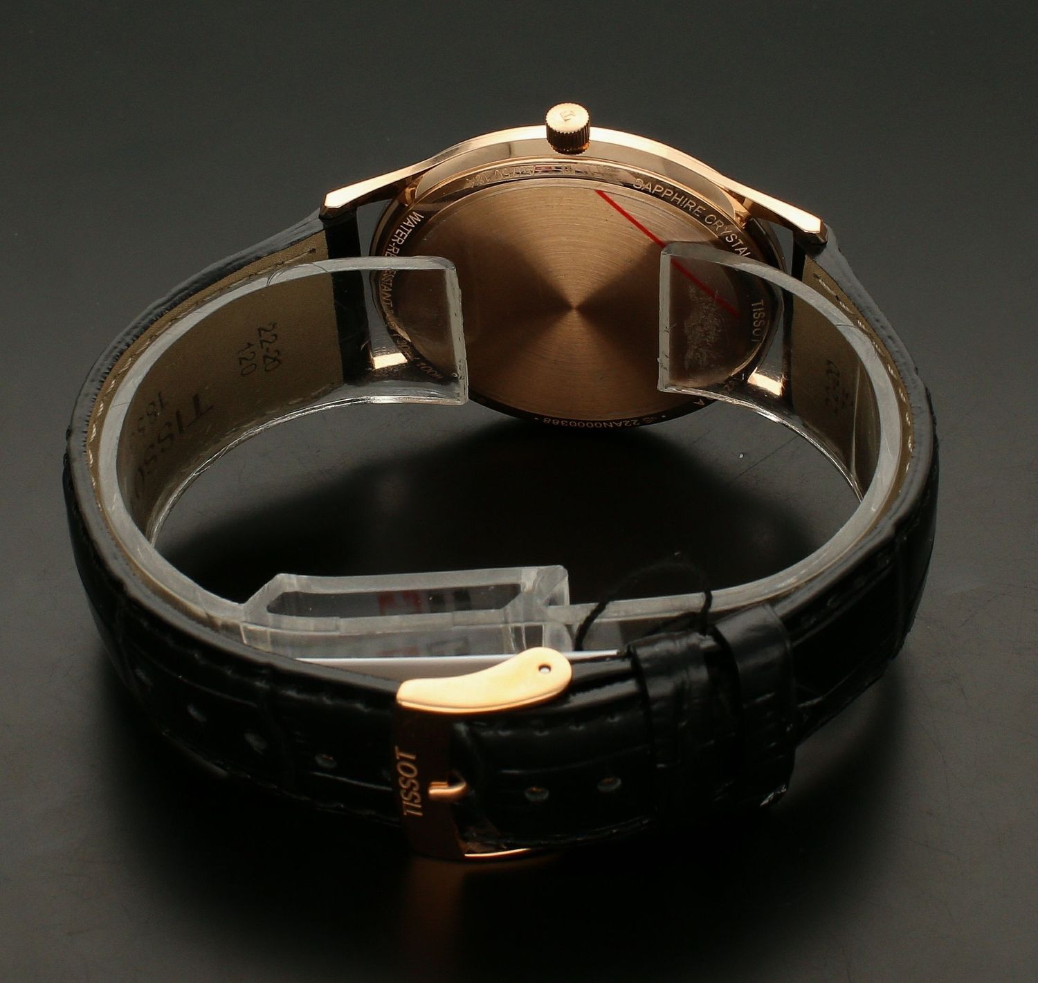 Zegarek złoty męski Tissot EXCELLENCE 18K GOLD T926.410.76.061.00 wyposażony jest w kwarcowy mechanizm, zasilany za pomocą baterii. Posiada bardzo wysoką dokładność mierzenia czasu +- 10 sekund w przeciągu 30 dni..webp