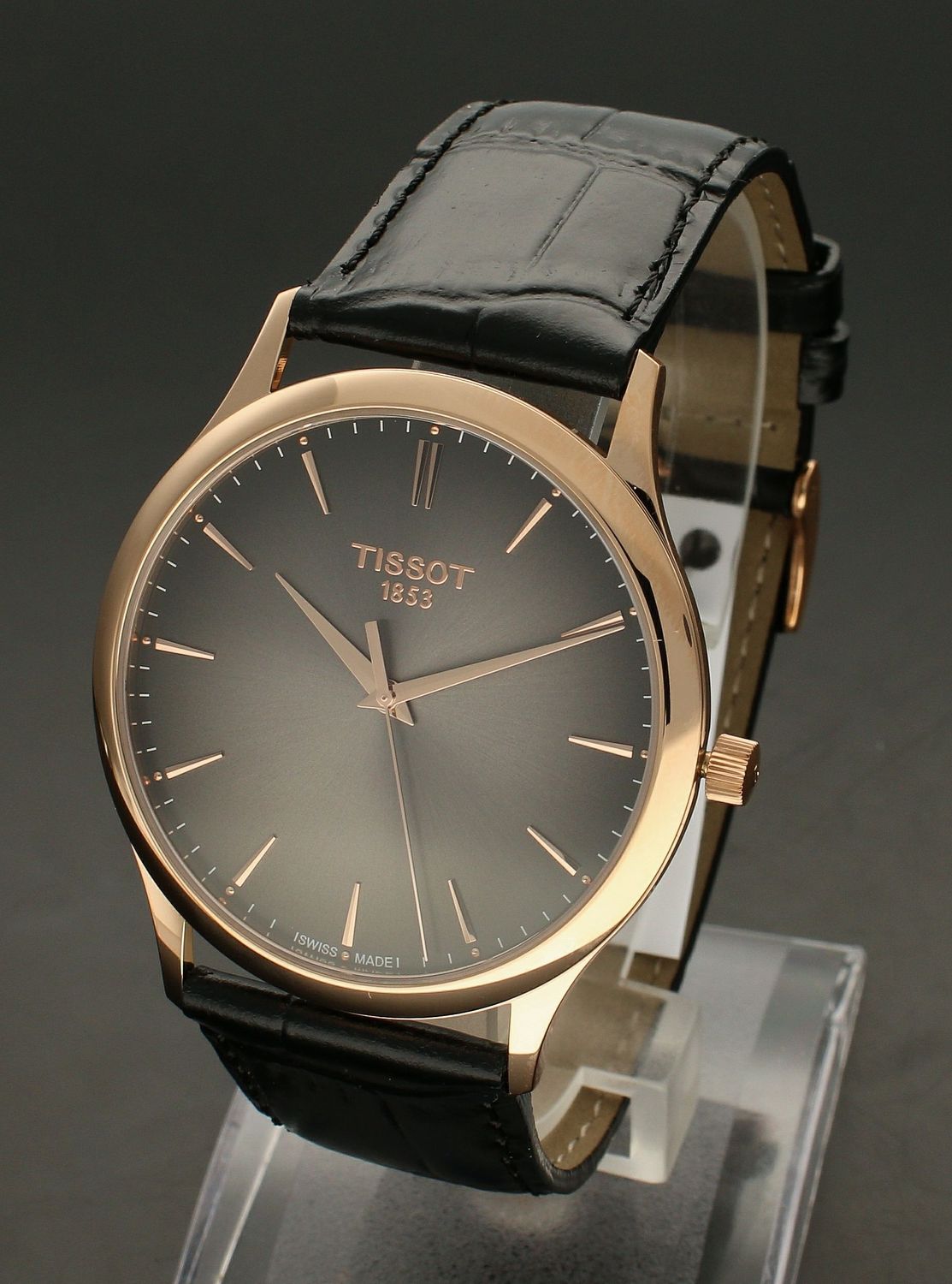 Zegarek złoty męski Tissot EXCELLENCE 18K GOLD T926.410.76.061.00 wyposażony jest w kwarcowy mechanizm, zasilany za pomocą baterii. Posiada bardzo wysoką dokładność mierzenia czasu +- 10 sekund w przeciągu 30 dni..webp