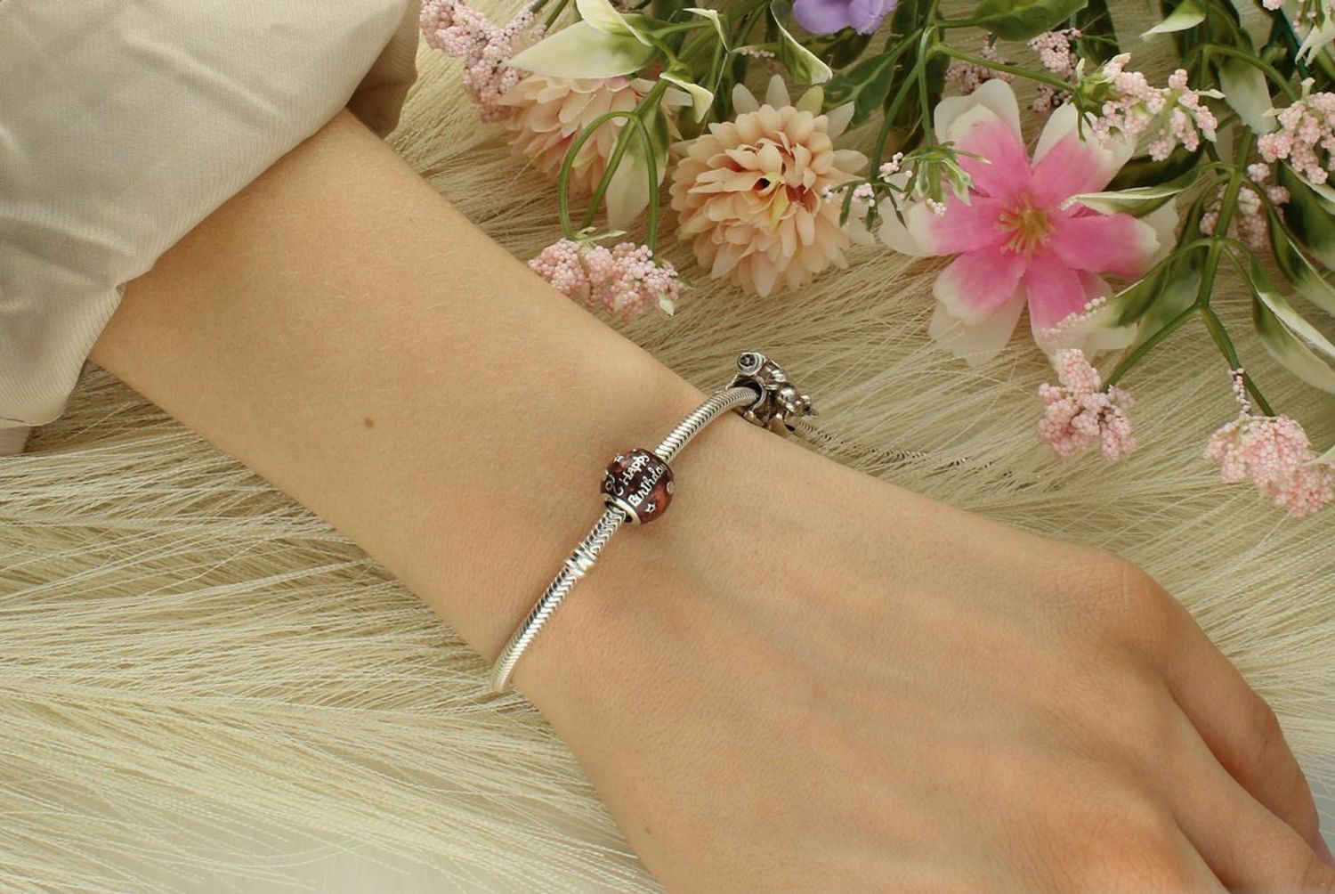 Charms Moments srebrny 925 Happy Birthday to You TBCH000000-074.  Charms urodzinowy z napisem Happy Birthday to You. Zawieszka wykonana została ze srebra próby 925. Charms do bransoletki modułowej..jpg