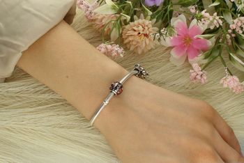 Charms Moments srebrny 925 Happy Birthday to You TBCH000000-074.  Charms urodzinowy z napisem Happy Birthday to You. Zawieszka wykonana została ze srebra próby 925. Charms do bransoletki modułowej2.jpg
