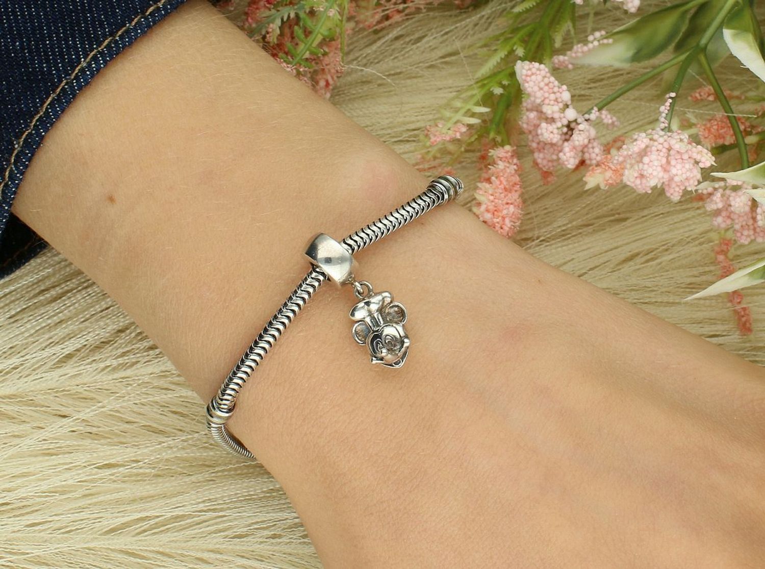 Charms Moments Myszka Miki – srebrna zawieszka do bransoletki modułowej 925.Odkryj srebrny charms Charms Moments z Myszką Miki – oryginalną zawieszkę próby 925 do bransoletki modułowej. 1.jpg