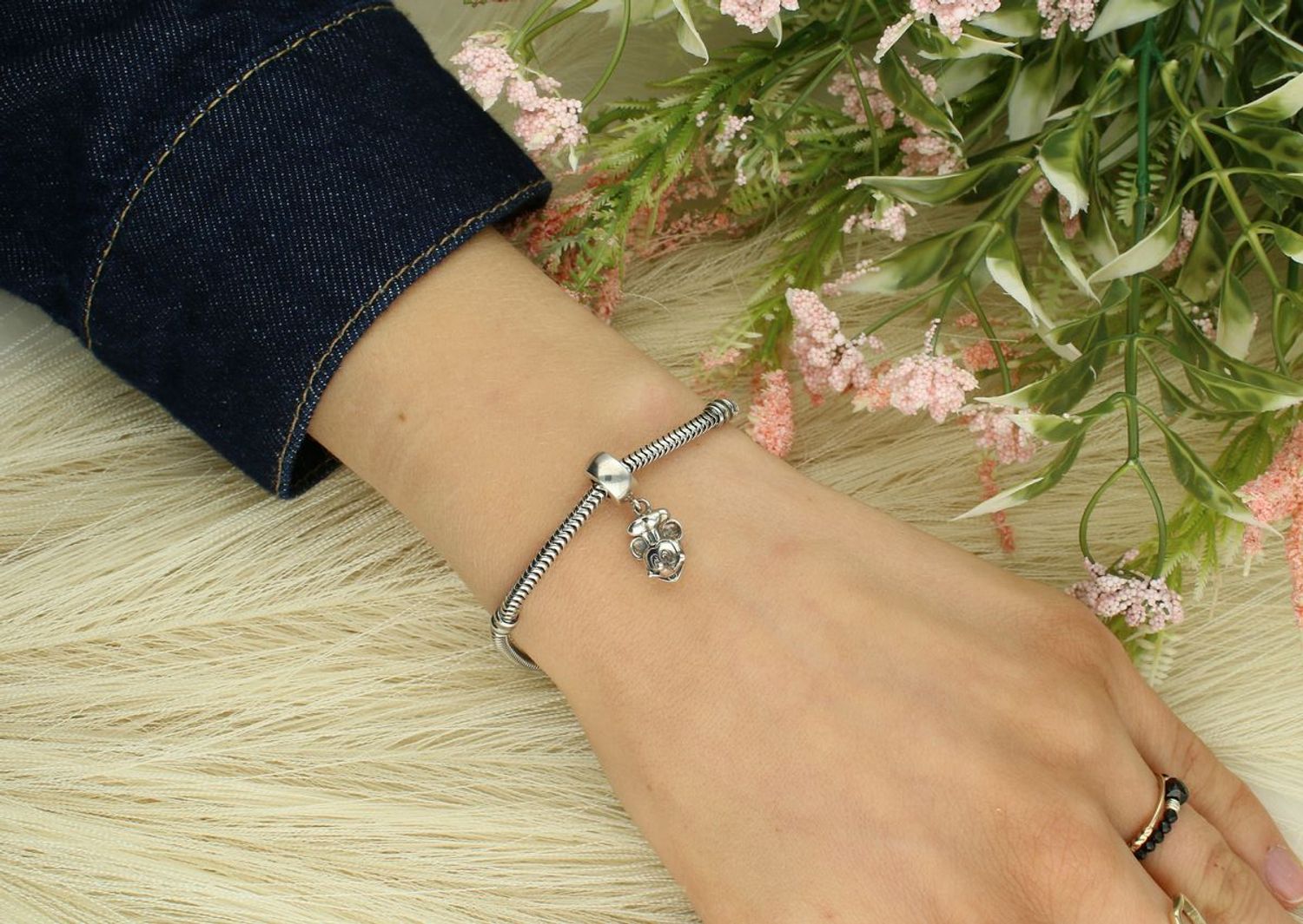 Charms Moments Myszka Miki – srebrna zawieszka do bransoletki modułowej 925.Odkryj srebrny charms Charms Moments z Myszką Miki – oryginalną zawieszkę próby 925 do bransoletki modułowej. 1.jpg