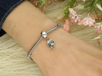 Charms Moments Myszka Miki – srebrna zawieszka do bransoletki modułowej 925.Odkryj srebrny charms Charms Moments z Myszką Miki – oryginalną zawieszkę próby 925 do bransoletki modułowej. 2.jpg