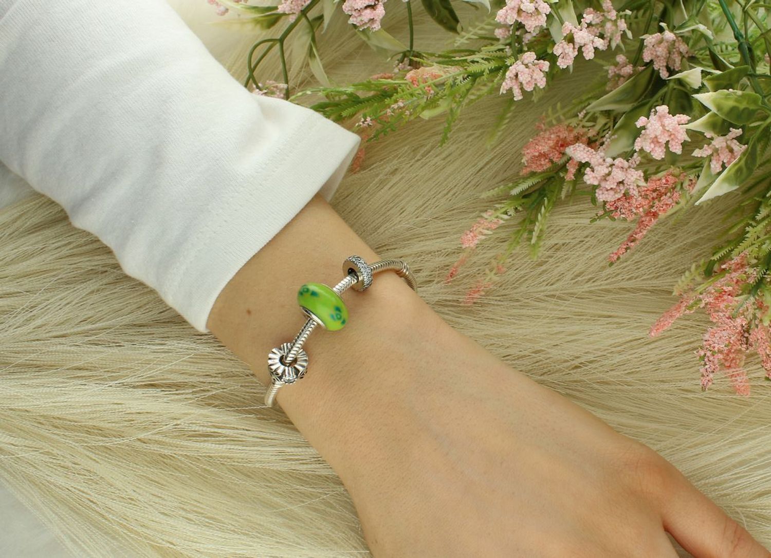 Charms srebrny próba 925, typu pandorka w cyrkonie TBCH000000-079 Stylowy i elegancki charms wykonany ze srebra próby 925, ozdobiony połyskującymi cyrkoniami, które dodają mu wyjątkowego blasku1.jpg