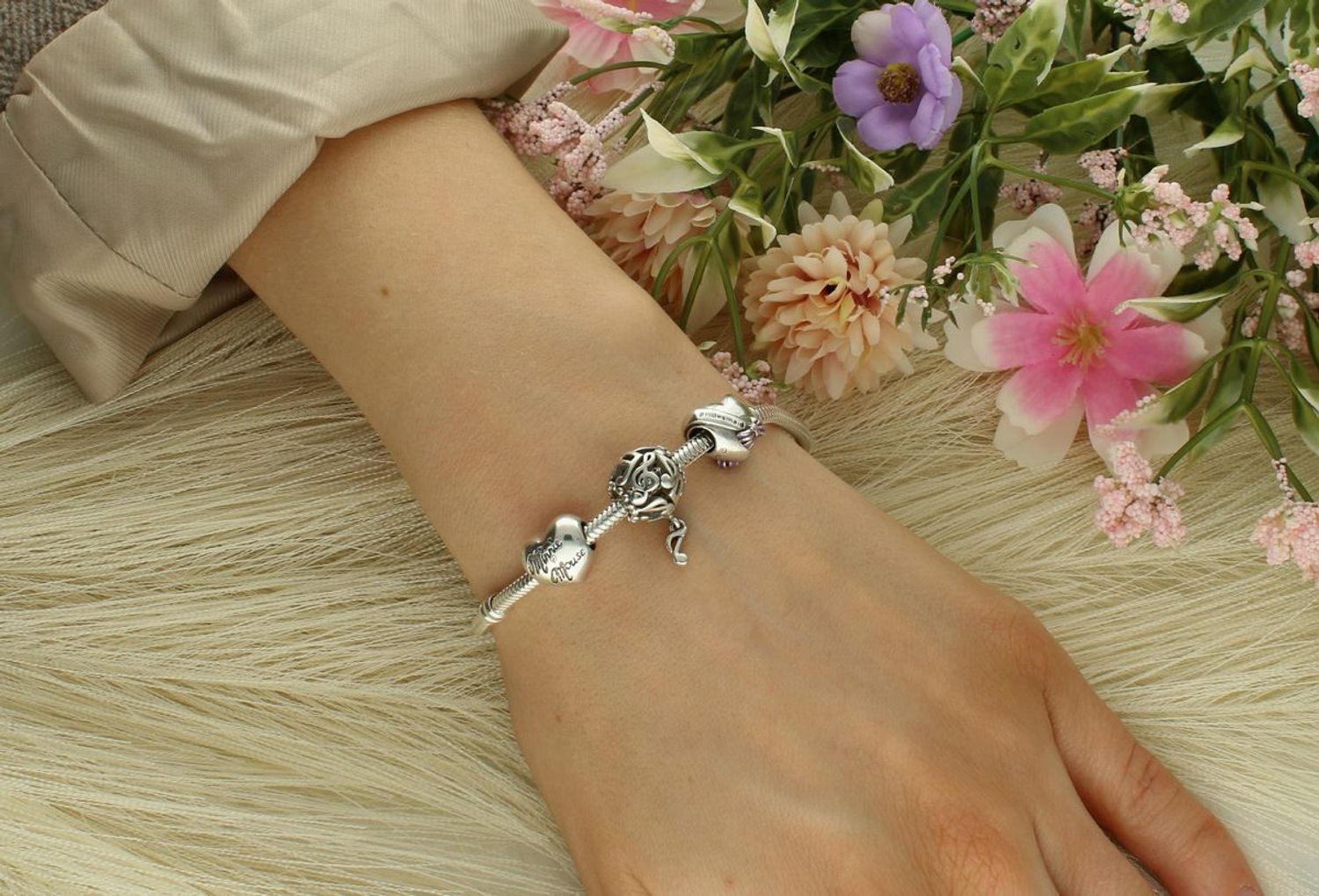 Charms Moments srebrny 925 Minnie Mouse TBCH000000-080.  Charms w kształcie serca Minnie Mouse próba 925. Charms do bransoletki modułowej. Idealny na prezent dla dziewczynki i kobiety.1.jpg