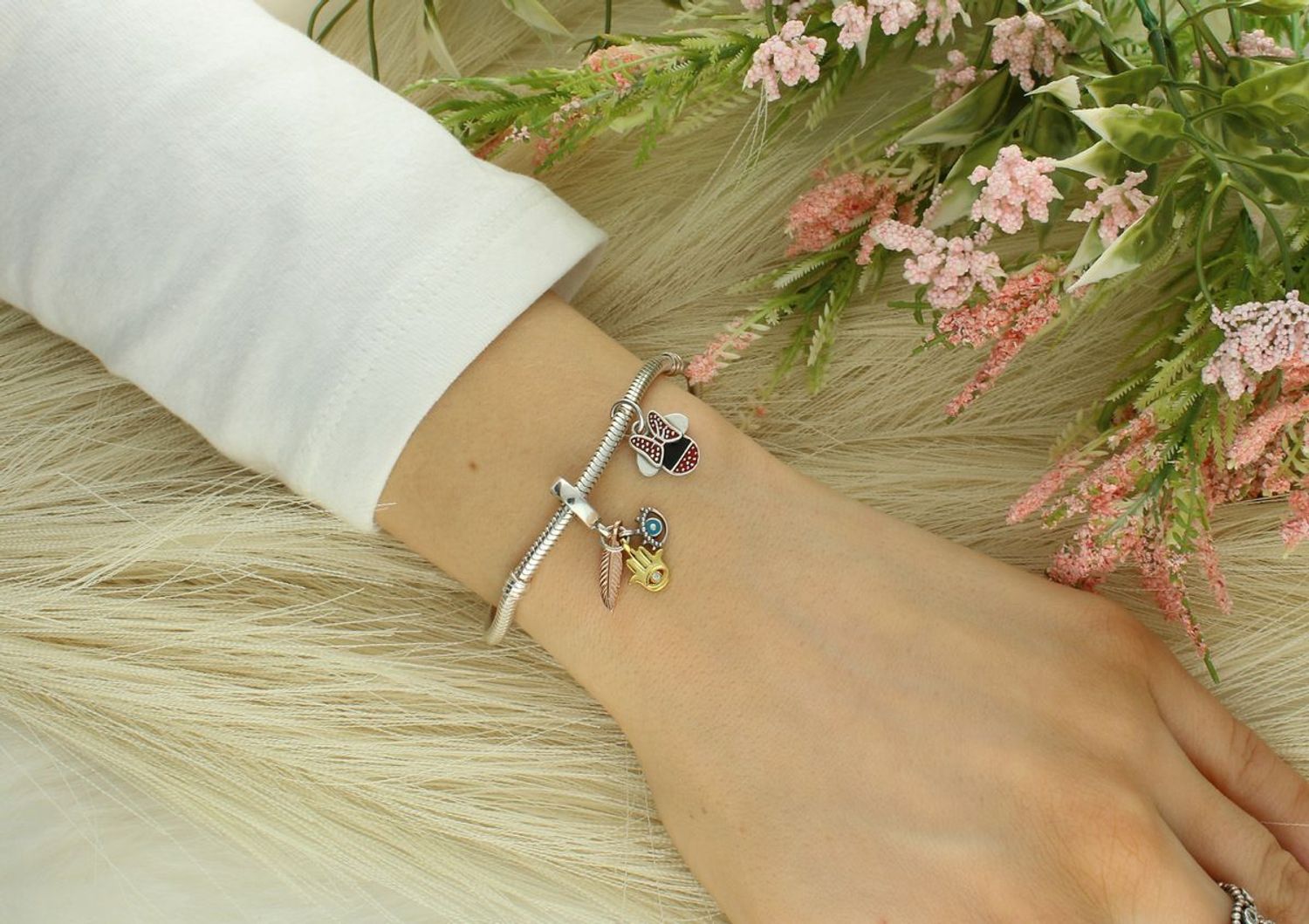 Charms srebrny próba 925 typu pandorka myszka miki z emalią TBCH000000-084 Zanurz się w magii Disneya dzięki urokliwemu charmsowi, który przedstawia kultową postać Myszki Miki.1.jpg