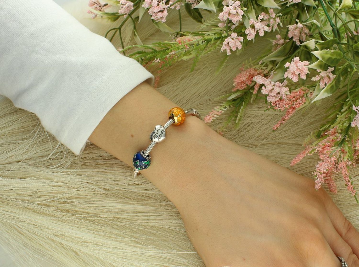 Charms srebrny próba 925 typu pandorka serce z napisem MICKEY MOUSE TBCH000000-091 Zanurz się w świecie Disneya z uroczym charmsem w kształcie serca, który łączy w sobie elegancję srebra1.jpg