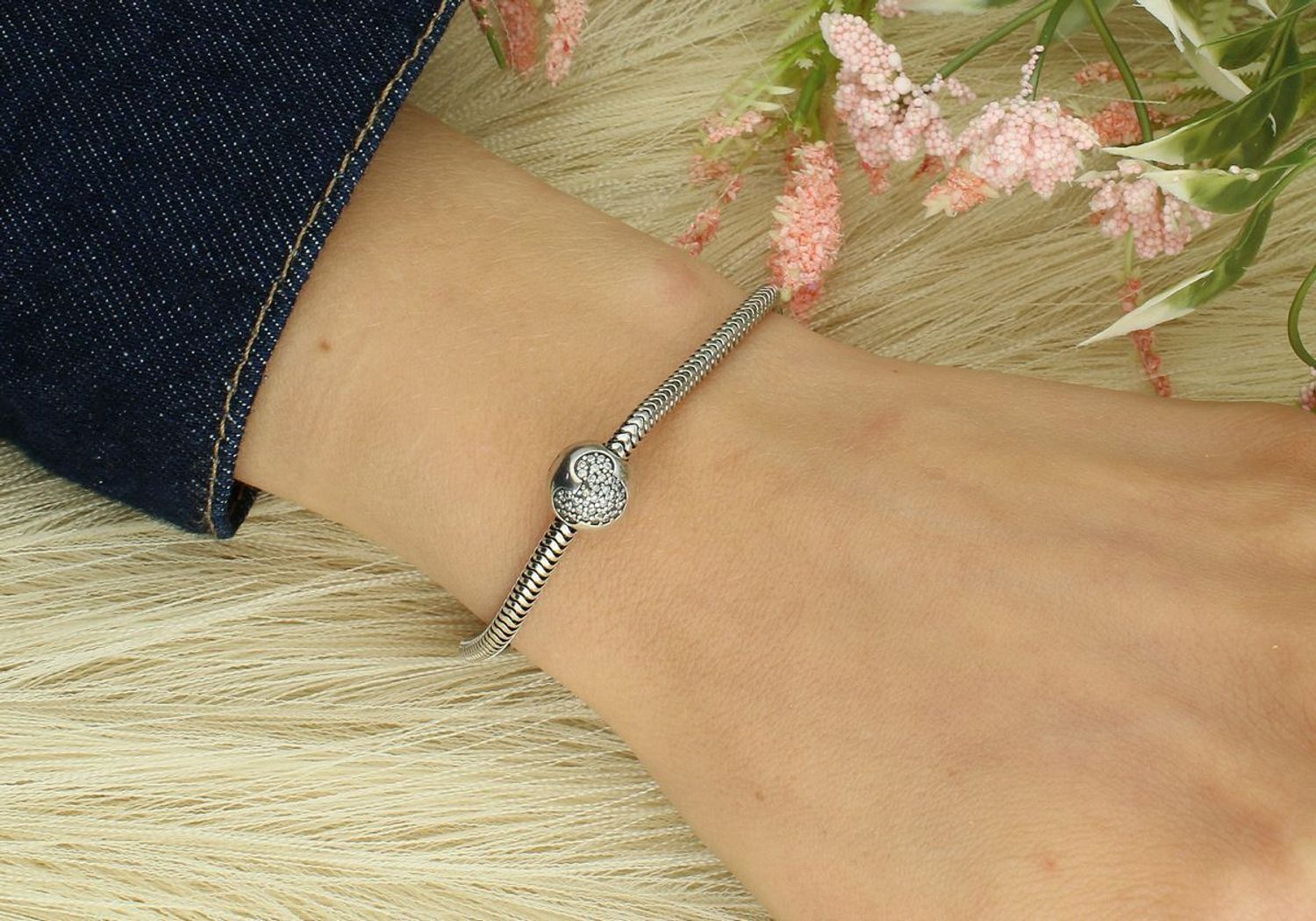 Charms Myszka Miki z cyrkoniami wykonany ze srebra 925. Pasuje do bransoletek modułowych (np. Pandora, Apart). Waga 2,50 g. Ponadczasowy dodatek z kolekcji Moments.1.jpg