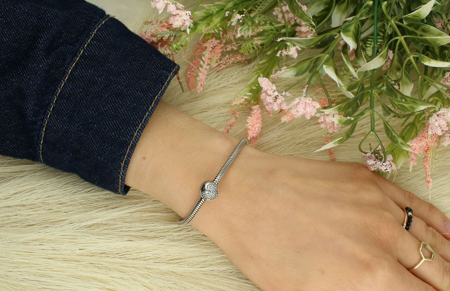 Charms Myszka Miki z cyrkoniami wykonany ze srebra 925. Pasuje do bransoletek modułowych (np. Pandora, Apart). Waga 2,50 g. Ponadczasowy dodatek z kolekcji Moments.1.jpg