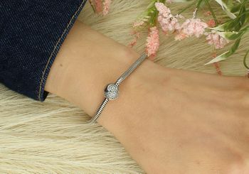 Charms Myszka Miki z cyrkoniami wykonany ze srebra 925. Pasuje do bransoletek modułowych (np. Pandora, Apart). Waga 2,50 g. Ponadczasowy dodatek z kolekcji Moments.2.jpg
