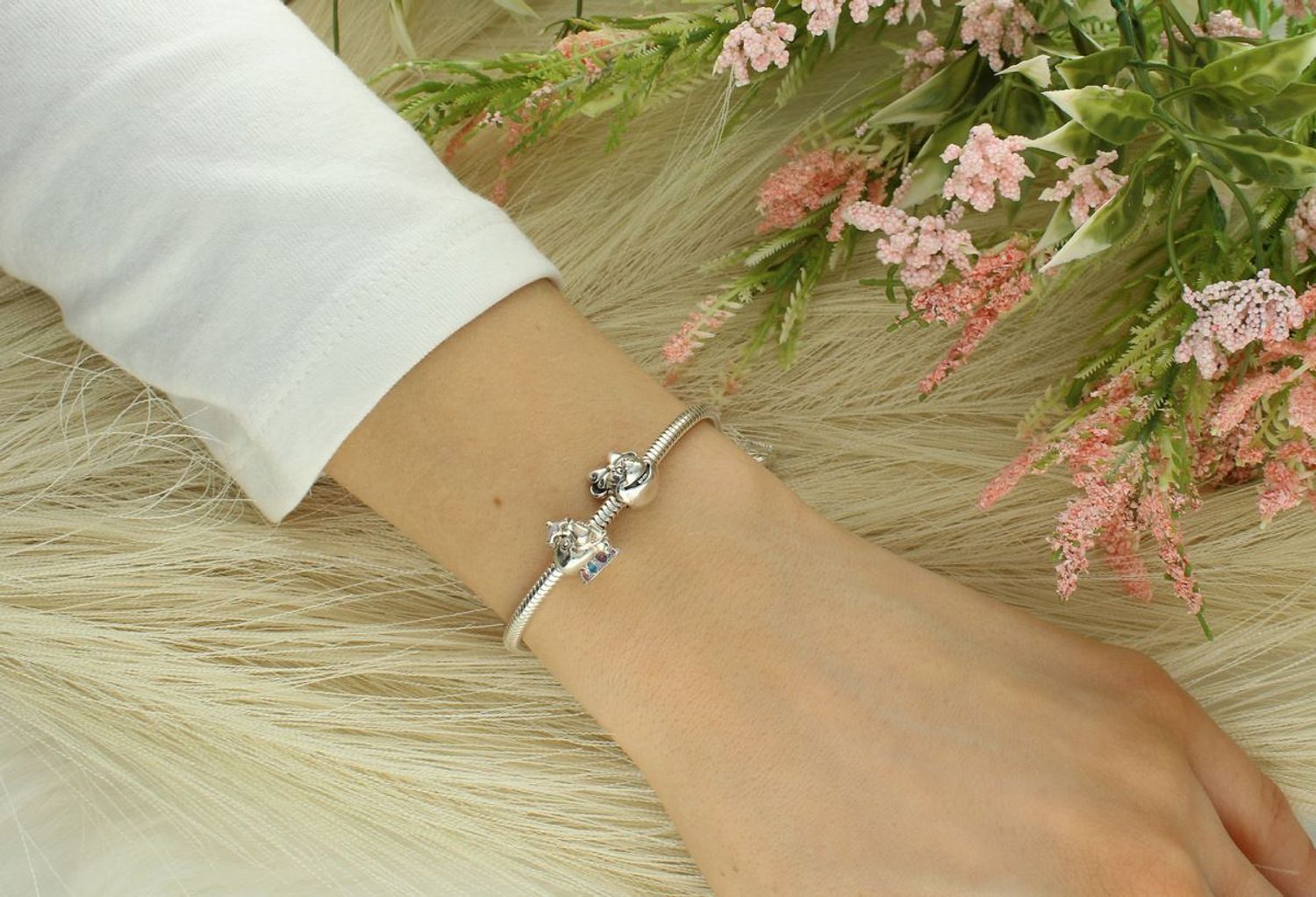 Charms srebrny próba 925, typu pandorka Disney, Piękna i Bestia, zawieszka Pani Imbryk  TBCH000000-106 1.jpg