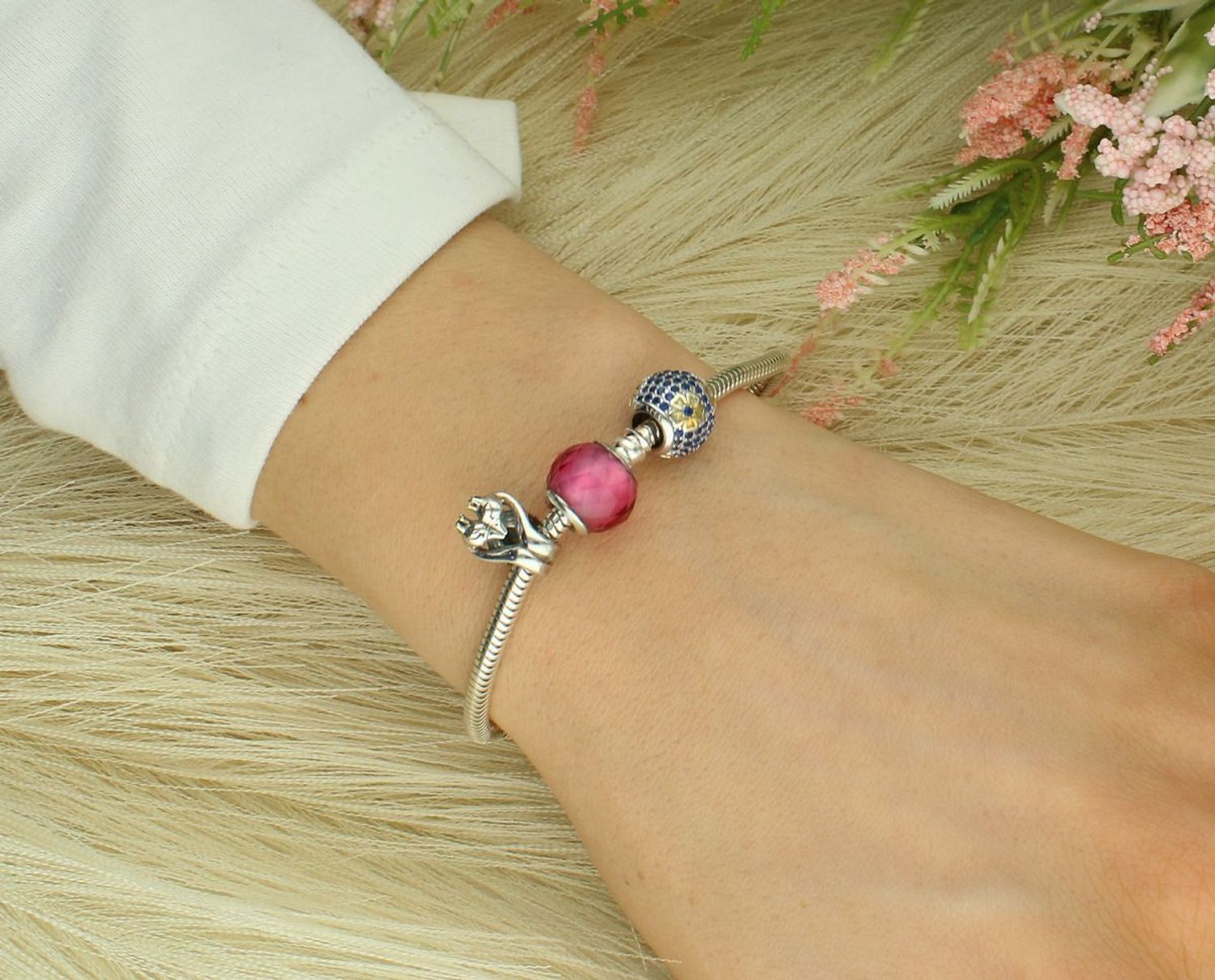 Charms srebrny próba 925 typu PANDORKA różowe szkiełko TBCH000000-126 Dodaj swojej bransoletce blasku i kobiecego uroku dzięki temu wyjątkowemu charmsowi wykonanemu ze srebra próby 925 1.jpg