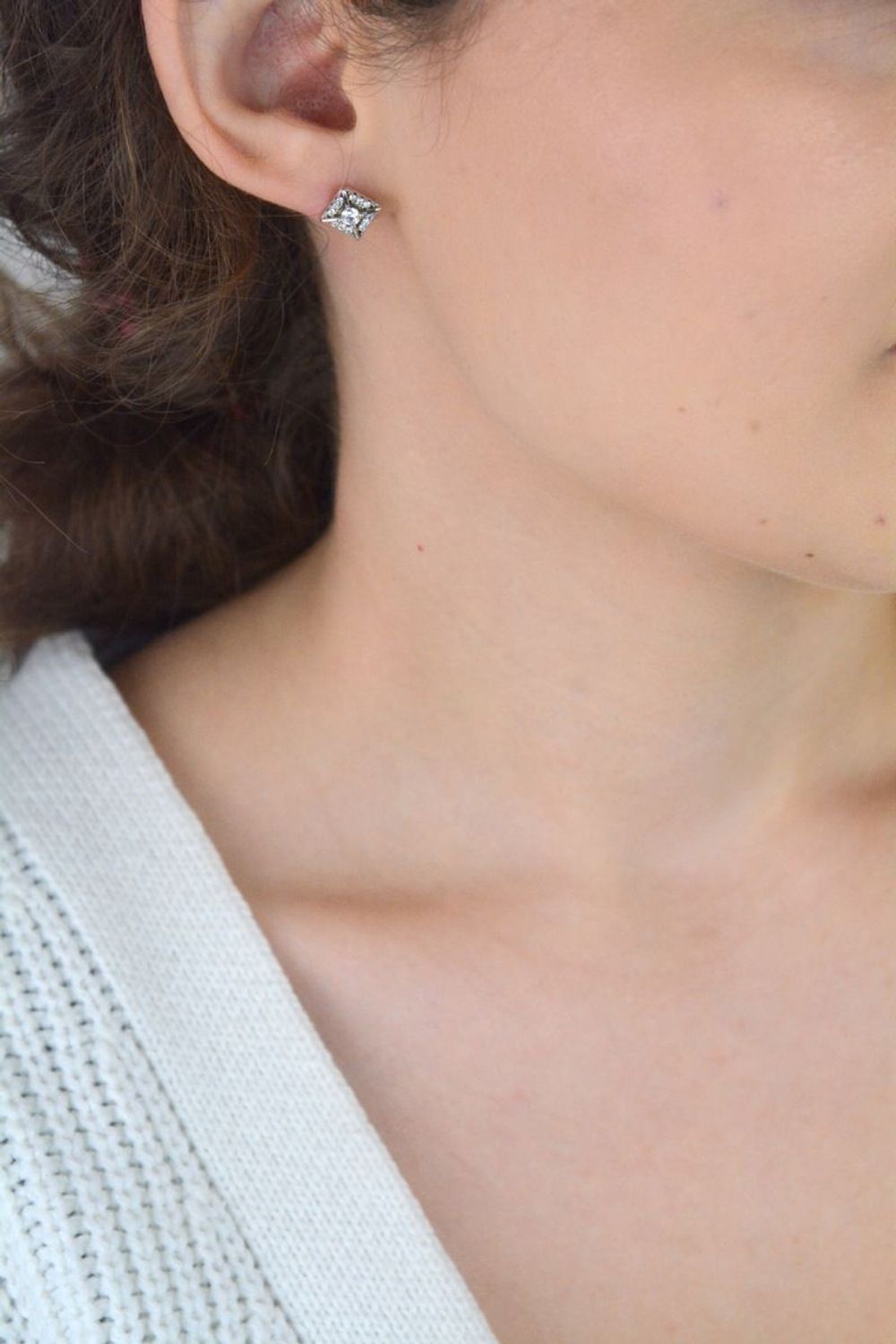 Stylowe srebrne kolczyki w kształcie kwadracików z błyszczącymi cyrkoniami. Próba 925, zapięcie na sztyft. Idealne na co dzień i na prezent.1.jpg