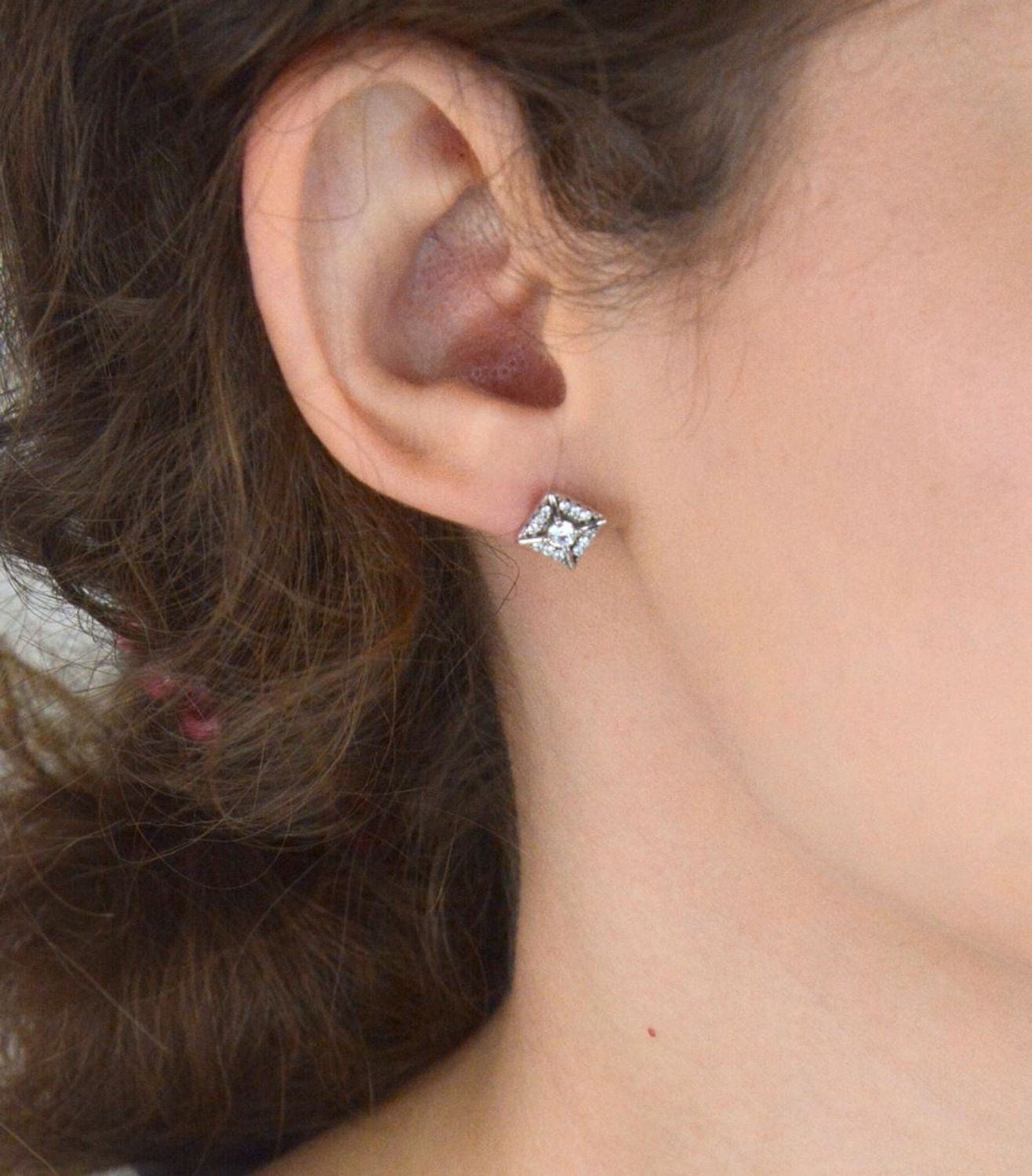 Stylowe srebrne kolczyki w kształcie kwadracików z błyszczącymi cyrkoniami. Próba 925, zapięcie na sztyft. Idealne na co dzień i na prezent.1.jpg