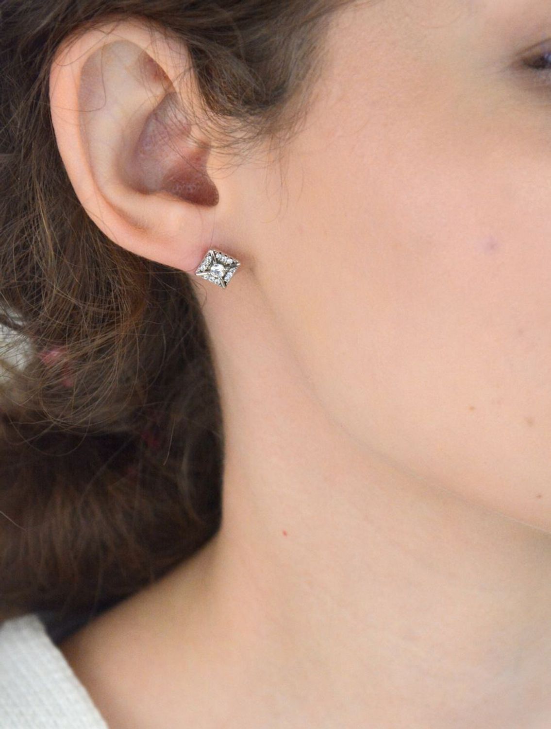 Stylowe srebrne kolczyki w kształcie kwadracików z błyszczącymi cyrkoniami. Próba 925, zapięcie na sztyft. Idealne na co dzień i na prezent.1.jpg