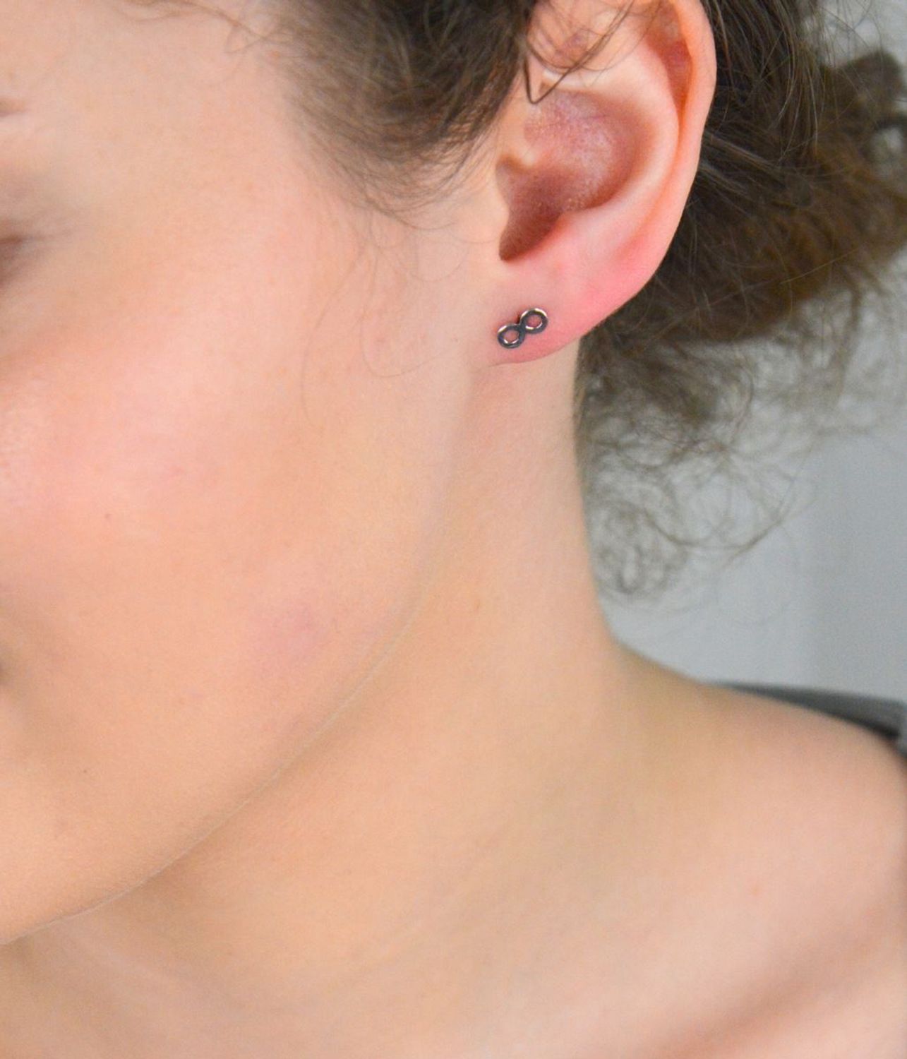 Kolczyki srebrne znak nieskończoności próba 925, TBK000000-327 Minimalistyczne, eleganckie i pełne symboliki – kolczyki srebrne z motywem znaku nieskończoności to doskonały wybór dla kobiet,1.jpg