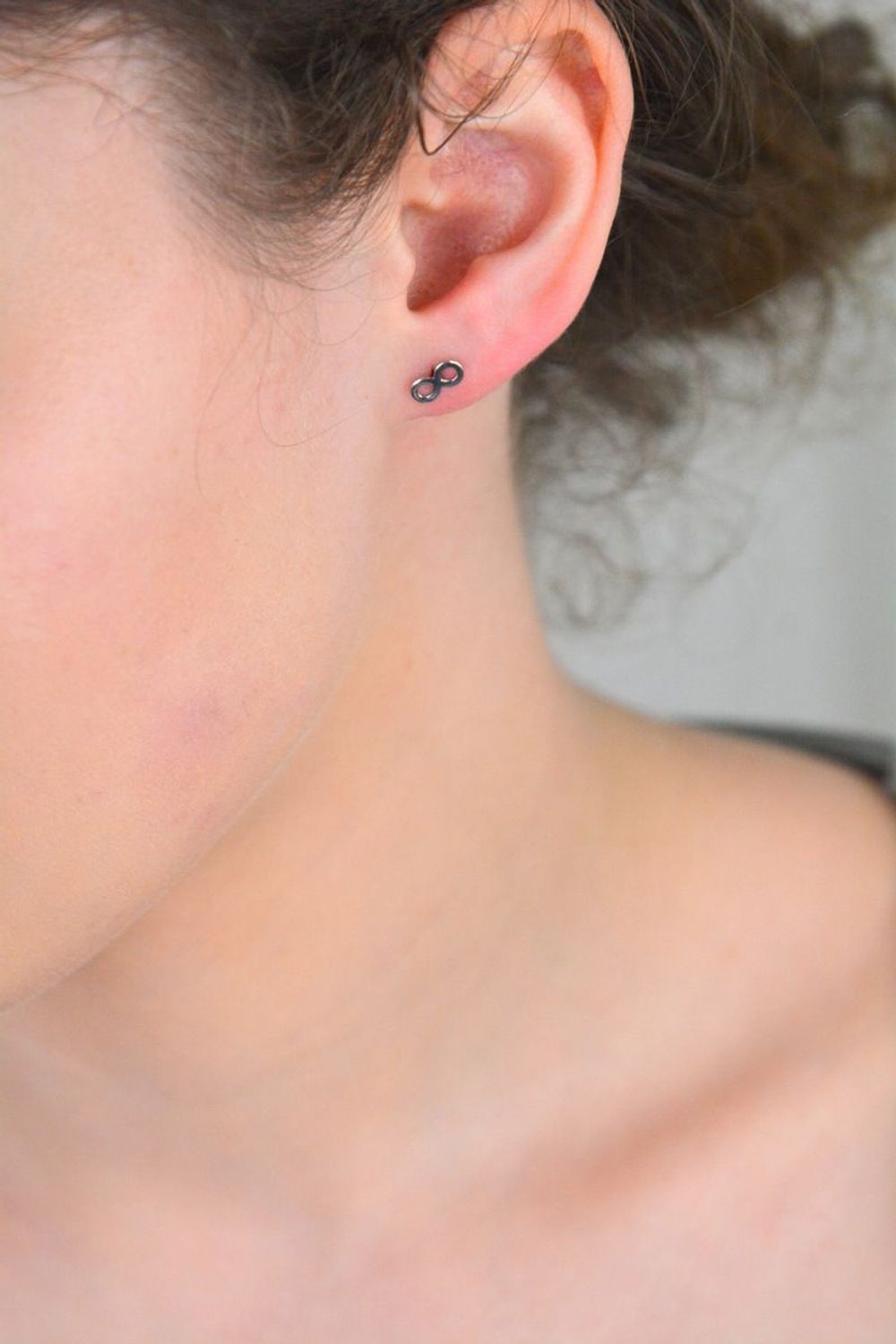 Kolczyki srebrne znak nieskończoności próba 925, TBK000000-327 Minimalistyczne, eleganckie i pełne symboliki – kolczyki srebrne z motywem znaku nieskończoności to doskonały wybór dla kobiet,1.jpg