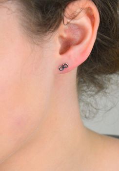 Kolczyki srebrne znak nieskończoności próba 925, TBK000000-327 Minimalistyczne, eleganckie i pełne symboliki – kolczyki srebrne z motywem znaku nieskończoności to doskonały wybór dla kobiet, które szukają biżuterii o głębo.JPG