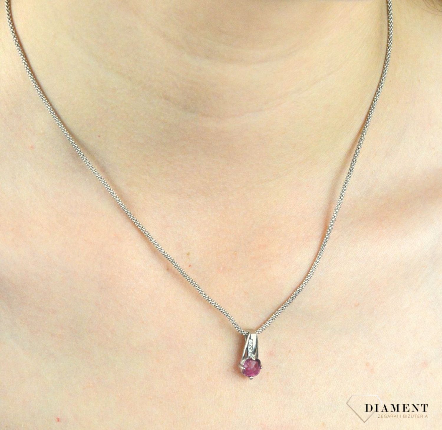 Komplet srebrny z różową cyrkonią TBKPL000000-303. Komplet srebrny biżuterii. Komplet zawieszka i kolczyki. Srebrna biżuteria. Srebrny komplet biżuterii. Komplet biżuterii idealny na prezent. Komplet biżuterii srebrnej dla każ.jpg