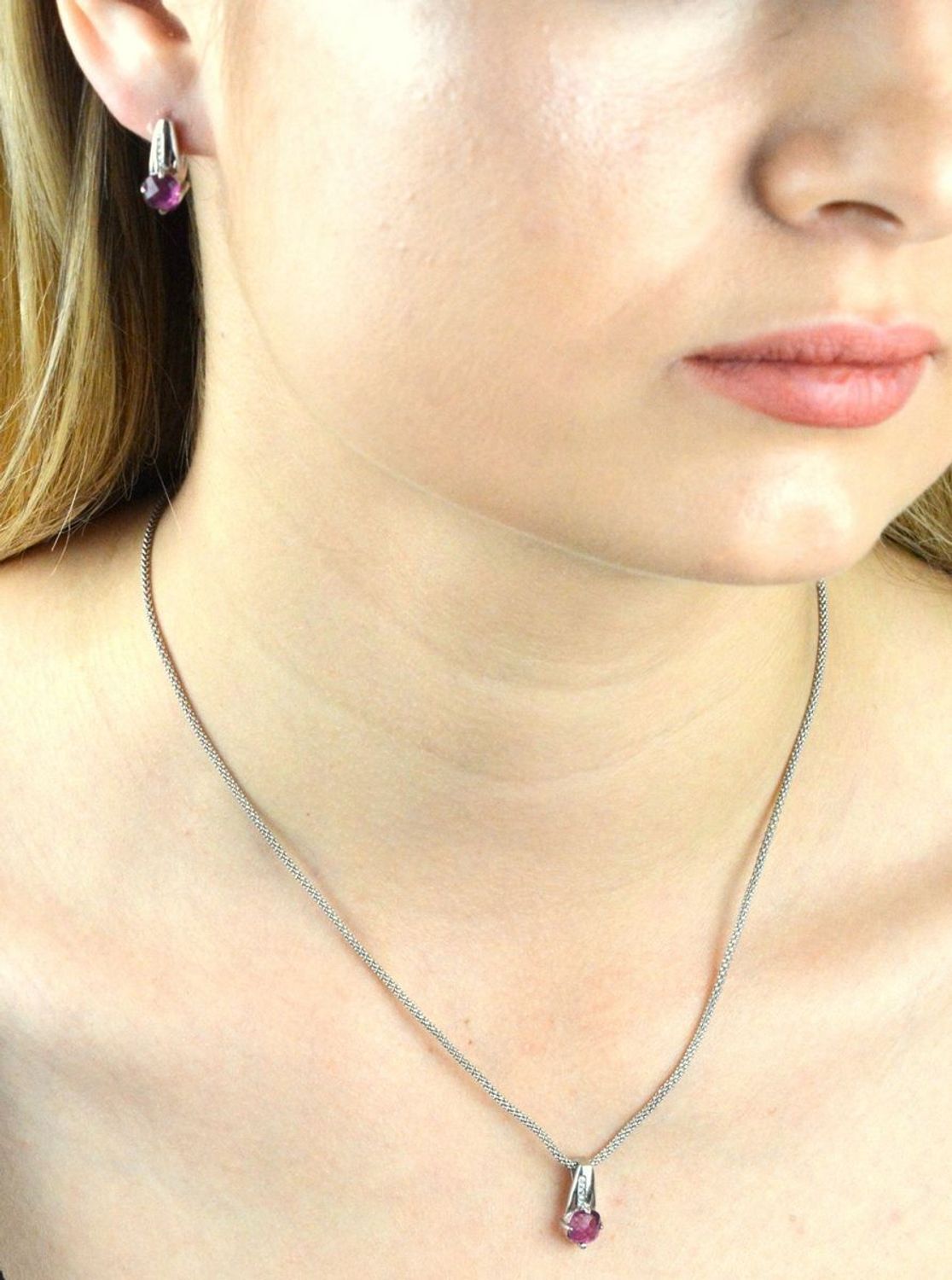 Komplet srebrny z różową cyrkonią TBKPL000000-303. Komplet srebrny biżuterii. Komplet zawieszka i kolczyki. Srebrna biżuteria. Srebrny komplet biżuterii. Komplet biżuterii idealny na prezent. Komplet biżuterii srebrnej dla każ.jpg