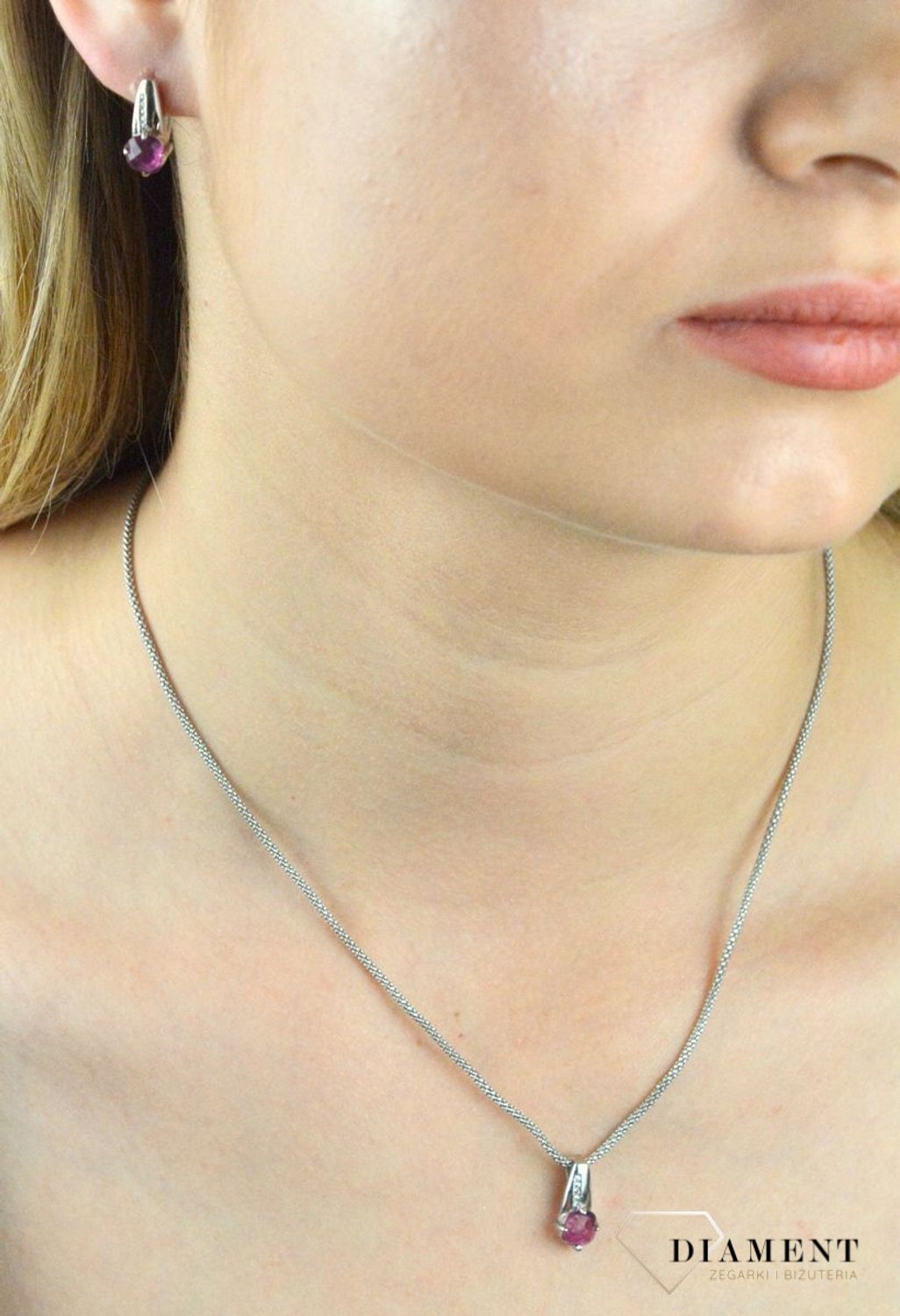 Komplet srebrny z różową cyrkonią TBKPL000000-303. Komplet srebrny biżuterii. Komplet zawieszka i kolczyki. Srebrna biżuteria. Srebrny komplet biżuterii. Komplet biżuterii idealny na prezent. Komplet biżuterii srebrnej dla każ.jpg