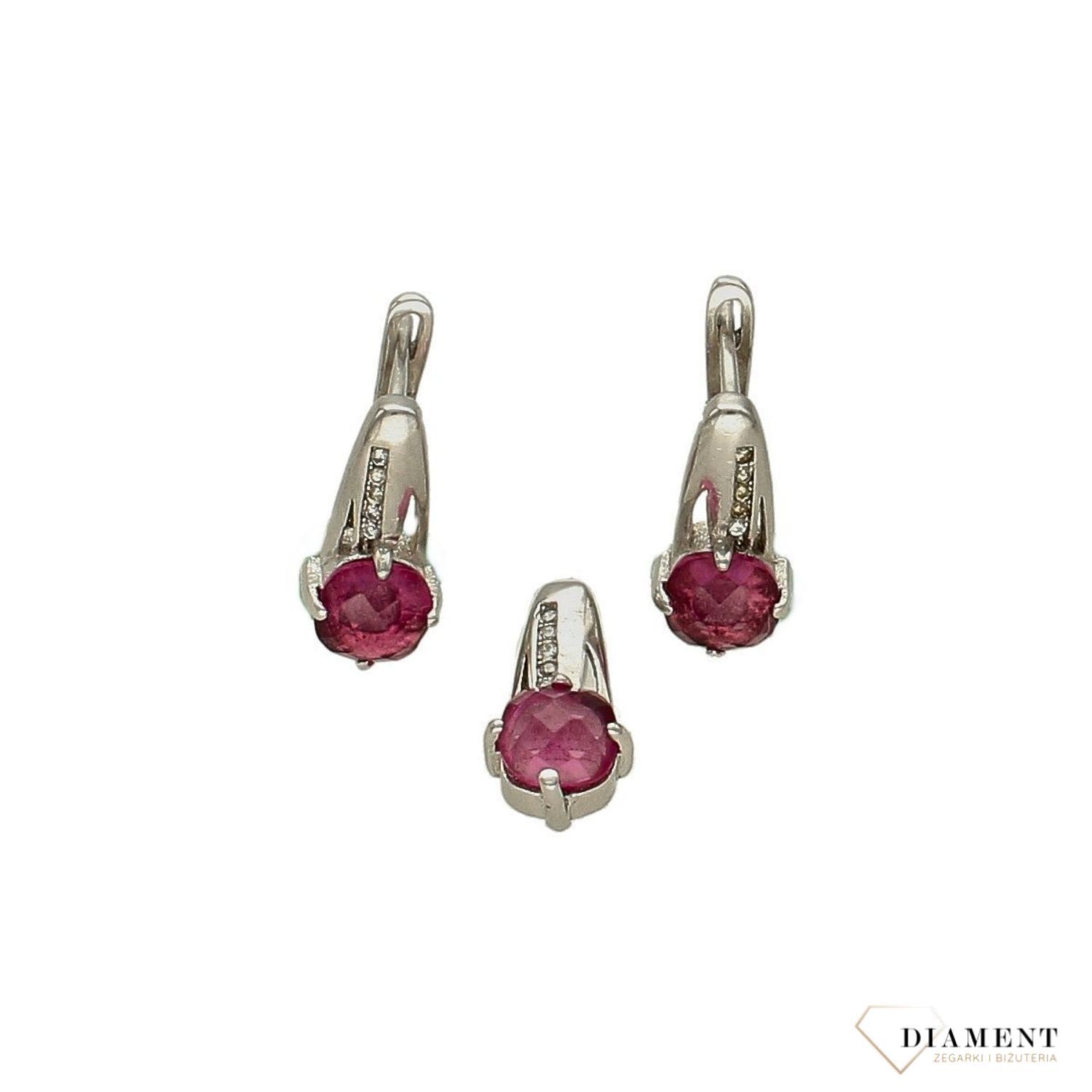 Komplet srebrny z cyrkoniami TBKPL000000-304. Komplet srebrny biżuterii. Komplet zawieszka i kolczyki. Srebrna biżuteria. Srebrny komplet biżuterii. Komplet biżuterii idealny na prezent. Komplet biżuterii s.jpg