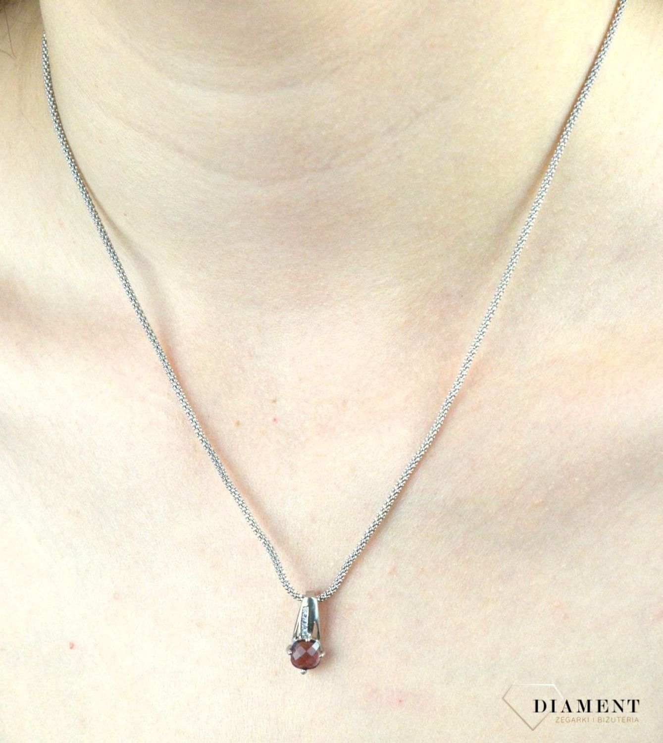 Komplet srebrny z cyrkoniami TBKPL000000-304. Komplet srebrny biżuterii. Komplet zawieszka i kolczyki. Srebrna biżuteria. Srebrny komplet biżuterii. Komplet biżuterii idealny na prezent. Komplet biżuterii s.jpg