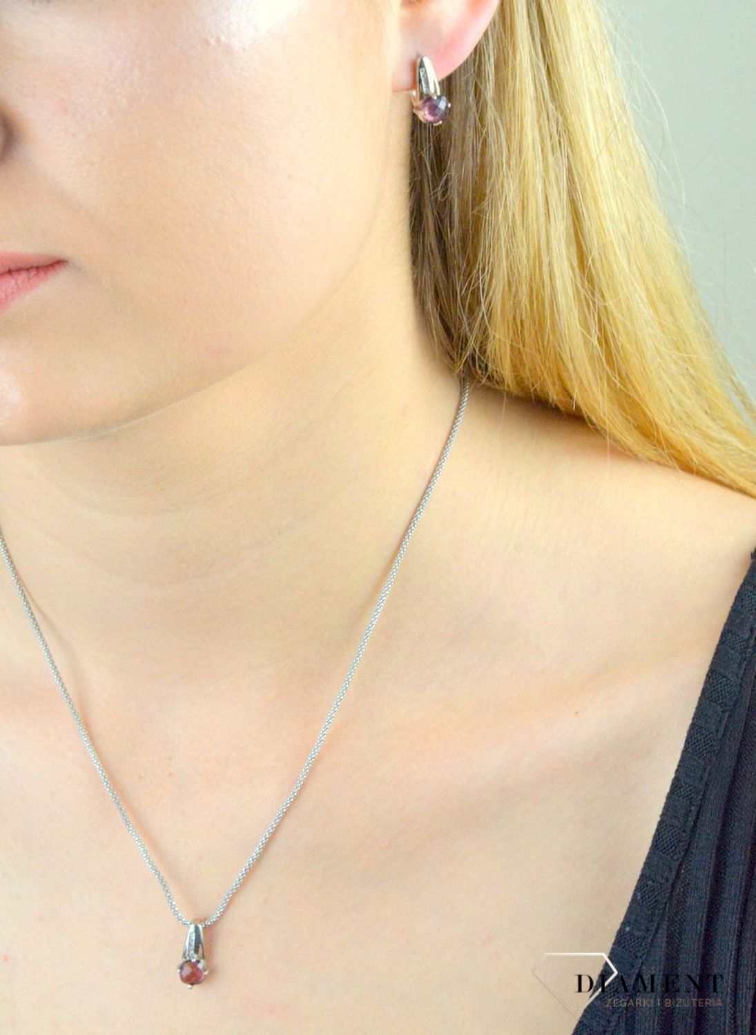 Komplet srebrny z cyrkoniami TBKPL000000-304. Komplet srebrny biżuterii. Komplet zawieszka i kolczyki. Srebrna biżuteria. Srebrny komplet biżuterii. Komplet biżuterii idealny na prezent. Komplet biżuterii s.jpg