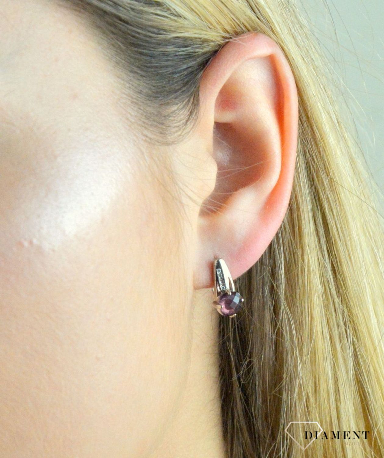 Komplet srebrny z cyrkoniami TBKPL000000-304. Komplet srebrny biżuterii. Komplet zawieszka i kolczyki. Srebrna biżuteria. Srebrny komplet biżuterii. Komplet biżuterii idealny na prezent. Komplet biżuterii s.jpg