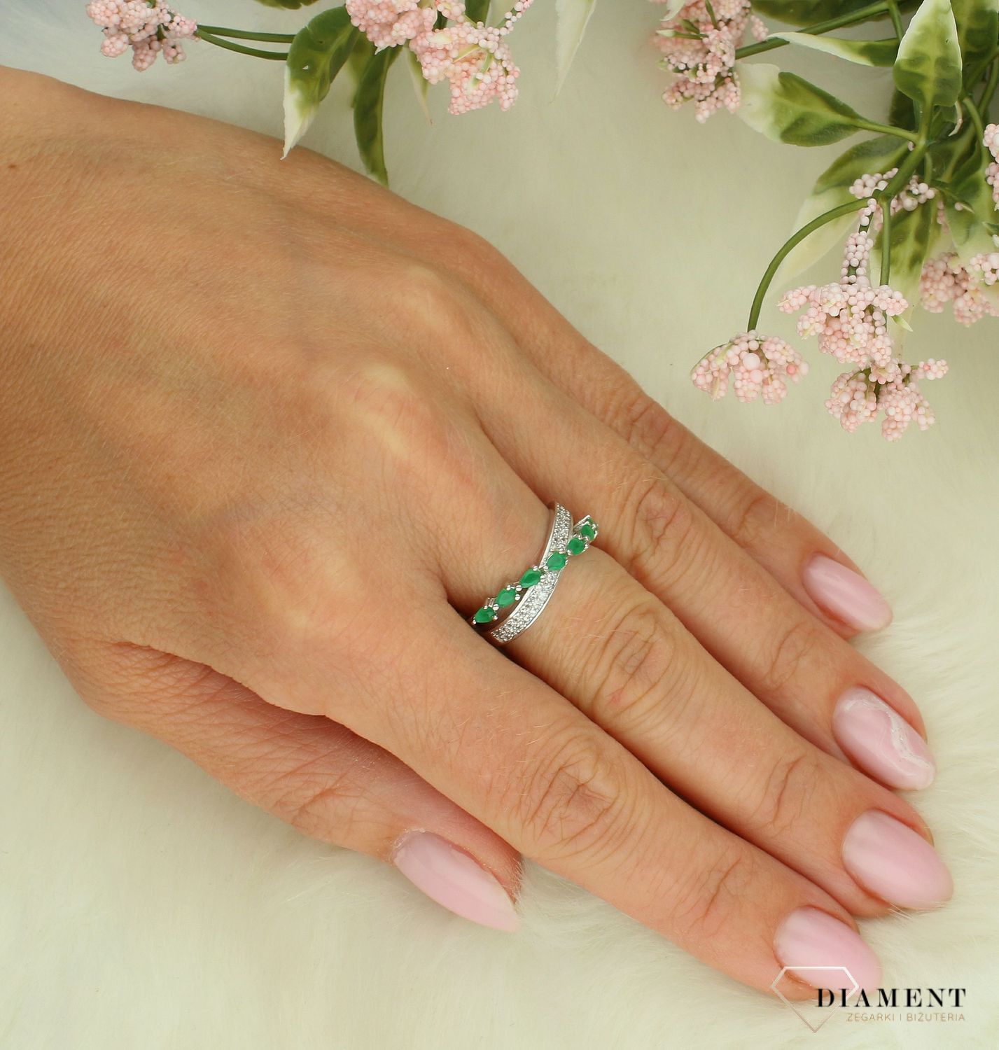 srebrny-pierscionek-damski-925-przeplatany-z-zielonymi-cyrkoniami-tbp000000-338-(2).jpg