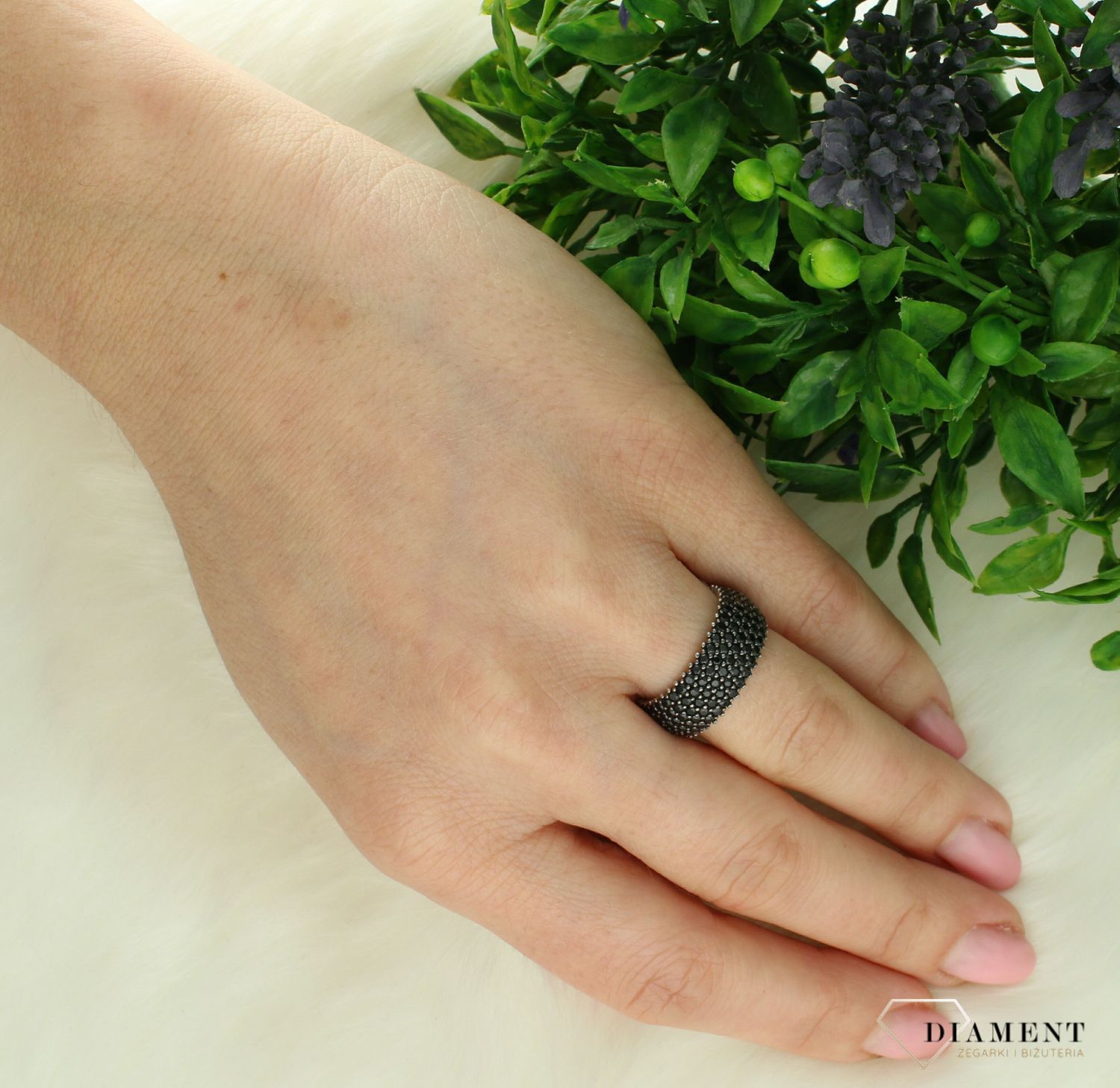 Srebrny pierścionek damski 925 czarna obrączka rozmiar 9 TBP000000-341. Srebrny pierścionek damski. Pierścionek damski czarny. Srebrny pierścionek damski na prezent. Szeroki pierścionek damski. 1.jpg