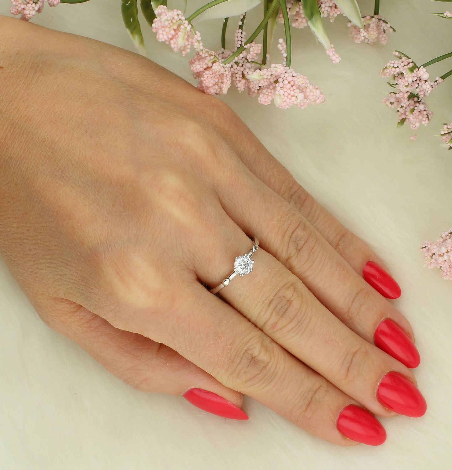 Pierścionek srebrny z cyrkonią próba 925, TBP000000-348 Srebrny pierścionek wykonany z najwyższej jakości srebra o prostej formie. Idealny pomysł na prezent dla każdej kobiety1.jpg