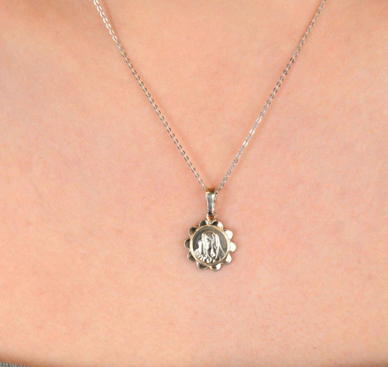 Medalik srebrny próba 925, Matka Boska TBZ000000-342 Elegancki medalik z wizerunkiem Matki Boskiej to ponadczasowy symbol duchowej opieki, wiary i miłości. 1.jpg