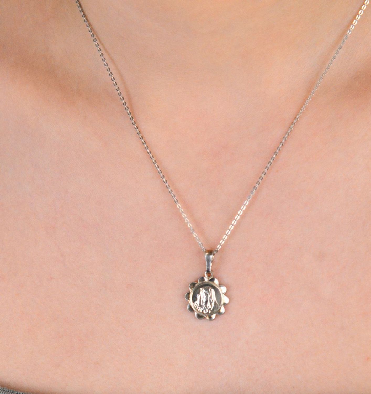 Medalik srebrny próba 925, Matka Boska TBZ000000-342 Elegancki medalik z wizerunkiem Matki Boskiej to ponadczasowy symbol duchowej opieki, wiary i miłości. 1.jpg