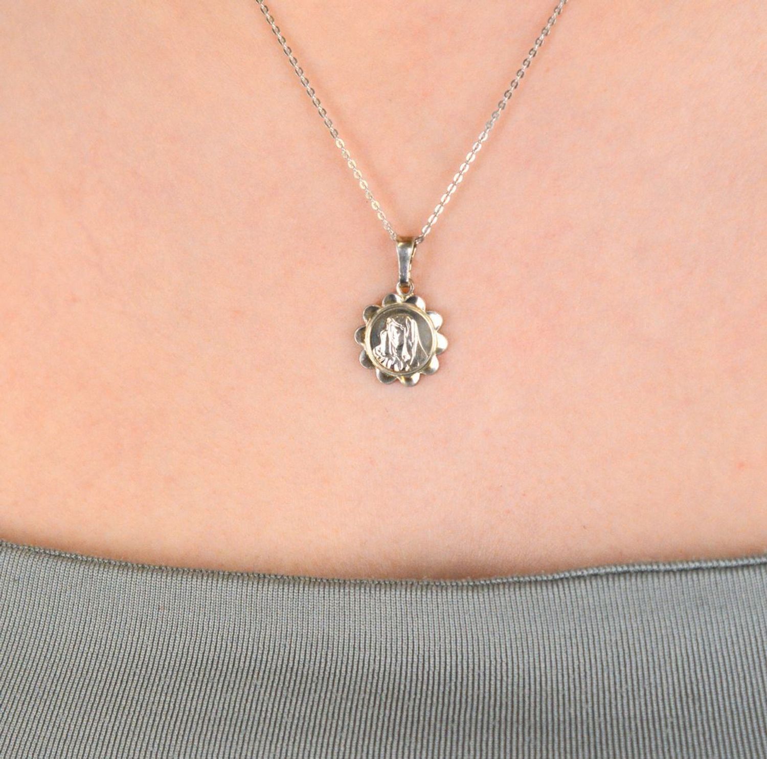 Medalik srebrny próba 925, Matka Boska TBZ000000-342 Elegancki medalik z wizerunkiem Matki Boskiej to ponadczasowy symbol duchowej opieki, wiary i miłości. 1.jpg