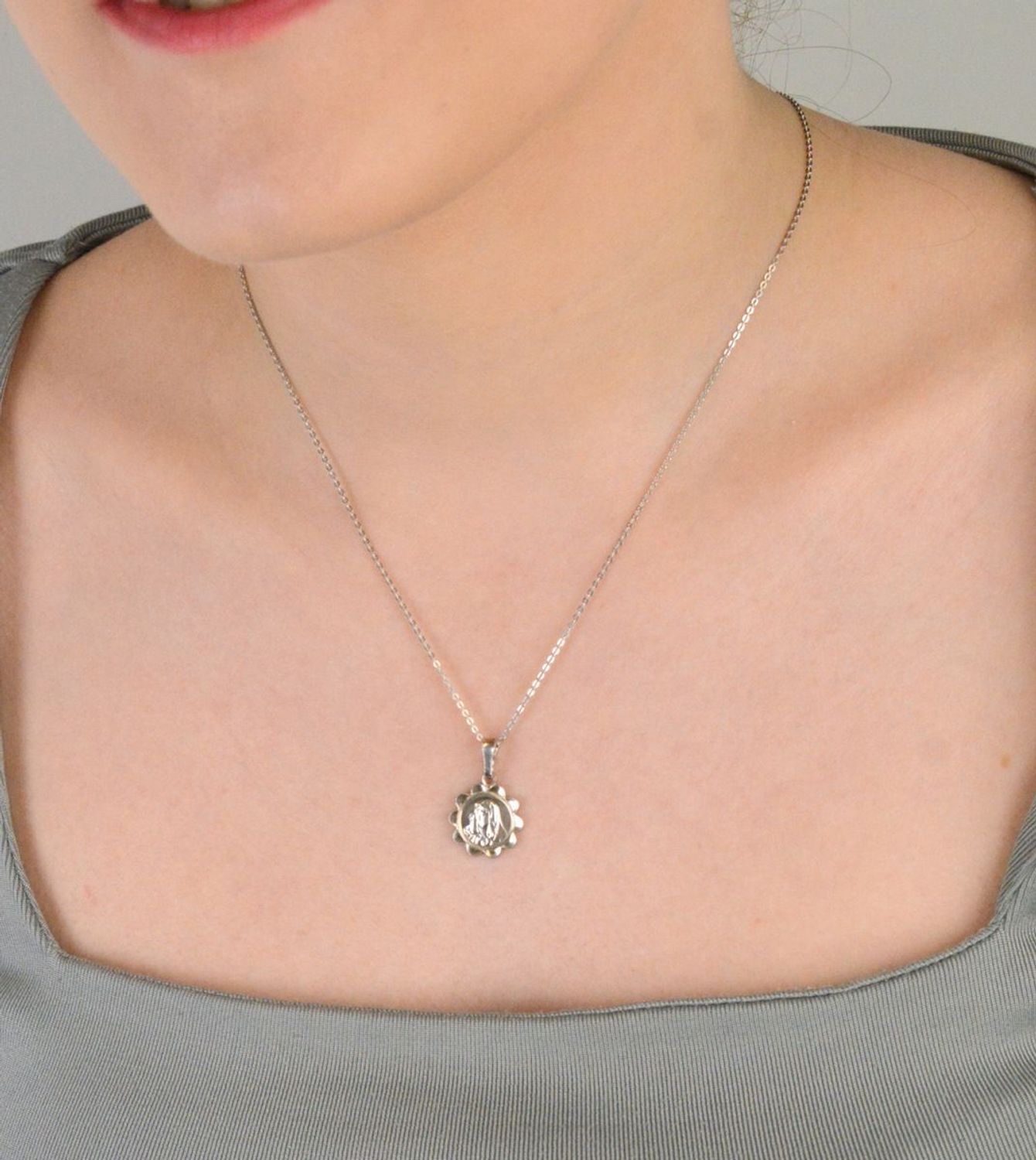 Medalik srebrny próba 925, Matka Boska TBZ000000-342 Elegancki medalik z wizerunkiem Matki Boskiej to ponadczasowy symbol duchowej opieki, wiary i miłości. 1.jpg