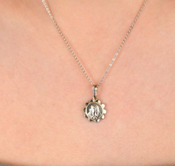 Medalik srebrny próba 925, Matka Boska TBZ000000-342 Elegancki medalik z wizerunkiem Matki Boskiej to ponadczasowy symbol duchowej opieki, wiary i miłości (1).JPG