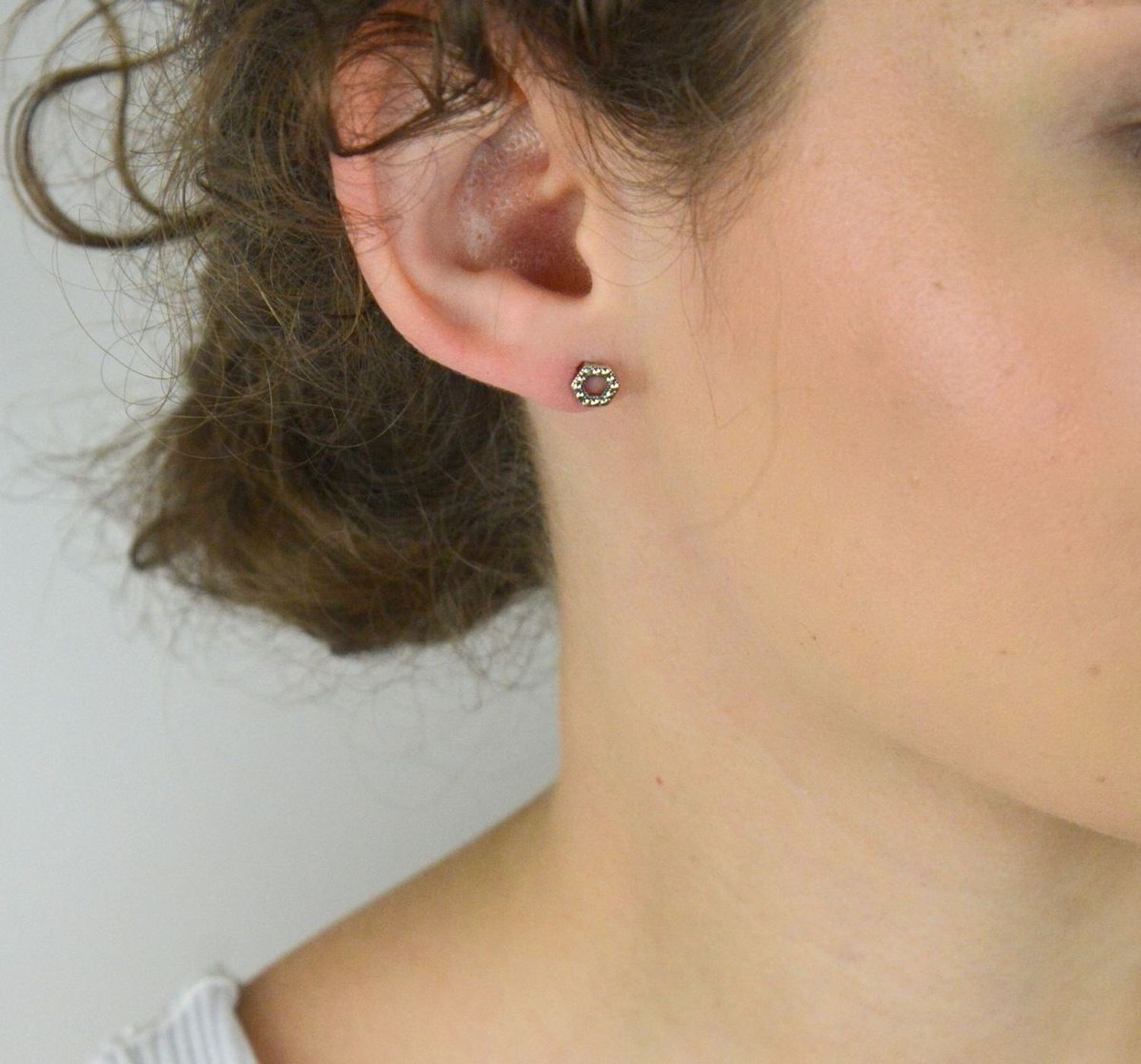 Kolczyki Infinity ze srebra 925, zdobione markazytami. Długość 0,6 cm, zapięcie na sztyft. Lekkie i eleganckie. W komplecie ozdobne pudełko – idealne na prezent.1.jpg