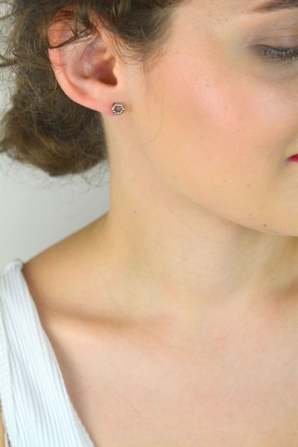 Kolczyki Infinity ze srebra 925, zdobione markazytami. Długość 0,6 cm, zapięcie na sztyft. Lekkie i eleganckie. W komplecie ozdobne pudełko – idealne na prezent.1.jpg