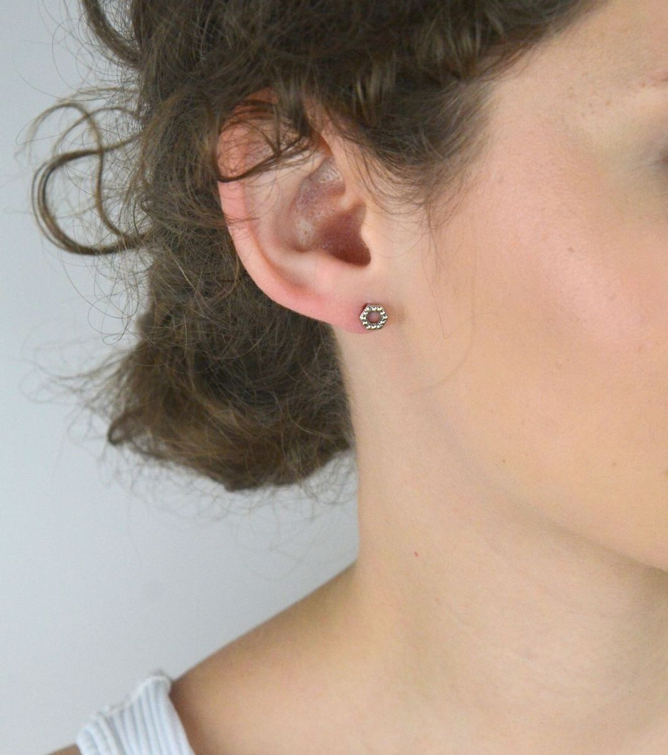 Kolczyki Infinity ze srebra 925, zdobione markazytami. Długość 0,6 cm, zapięcie na sztyft. Lekkie i eleganckie. W komplecie ozdobne pudełko – idealne na prezent.1.jpg