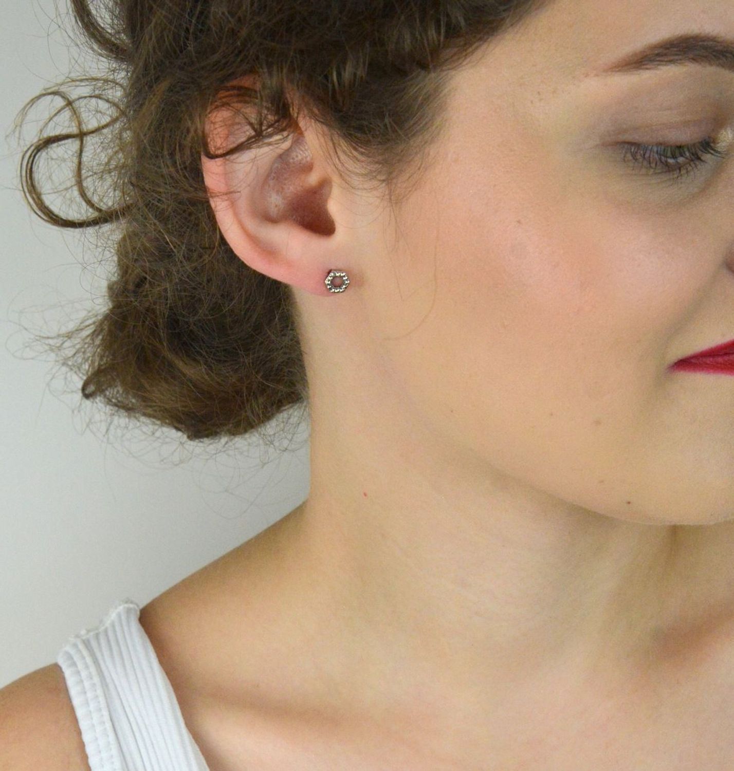 Kolczyki Infinity ze srebra 925, zdobione markazytami. Długość 0,6 cm, zapięcie na sztyft. Lekkie i eleganckie. W komplecie ozdobne pudełko – idealne na prezent.1.jpg